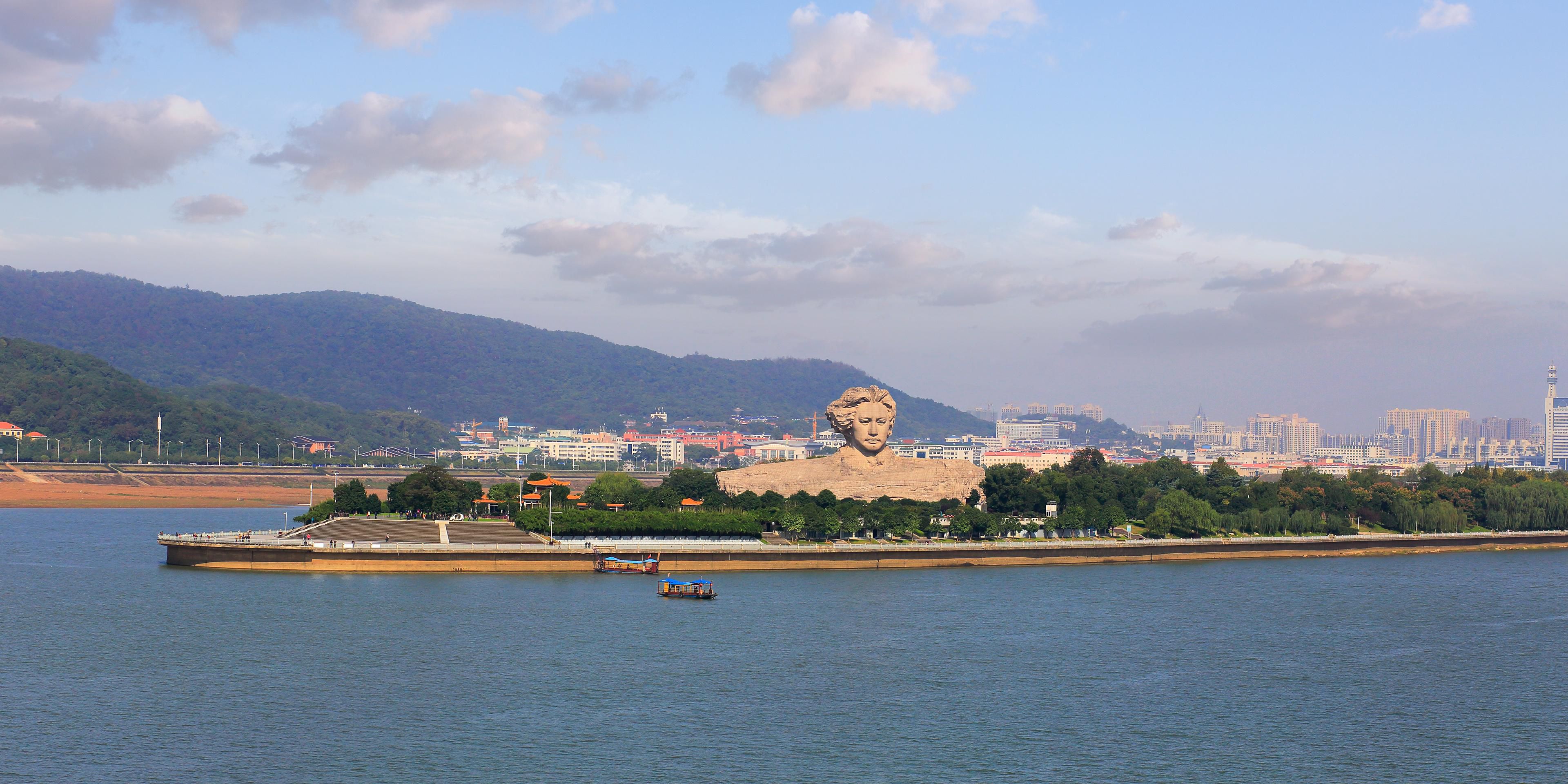 居北辰商圈核心，地铁直达，毗邻岳麓山、橘子洲头，连通“三馆一厅”、商业综合体，繁华都市慢生活。
