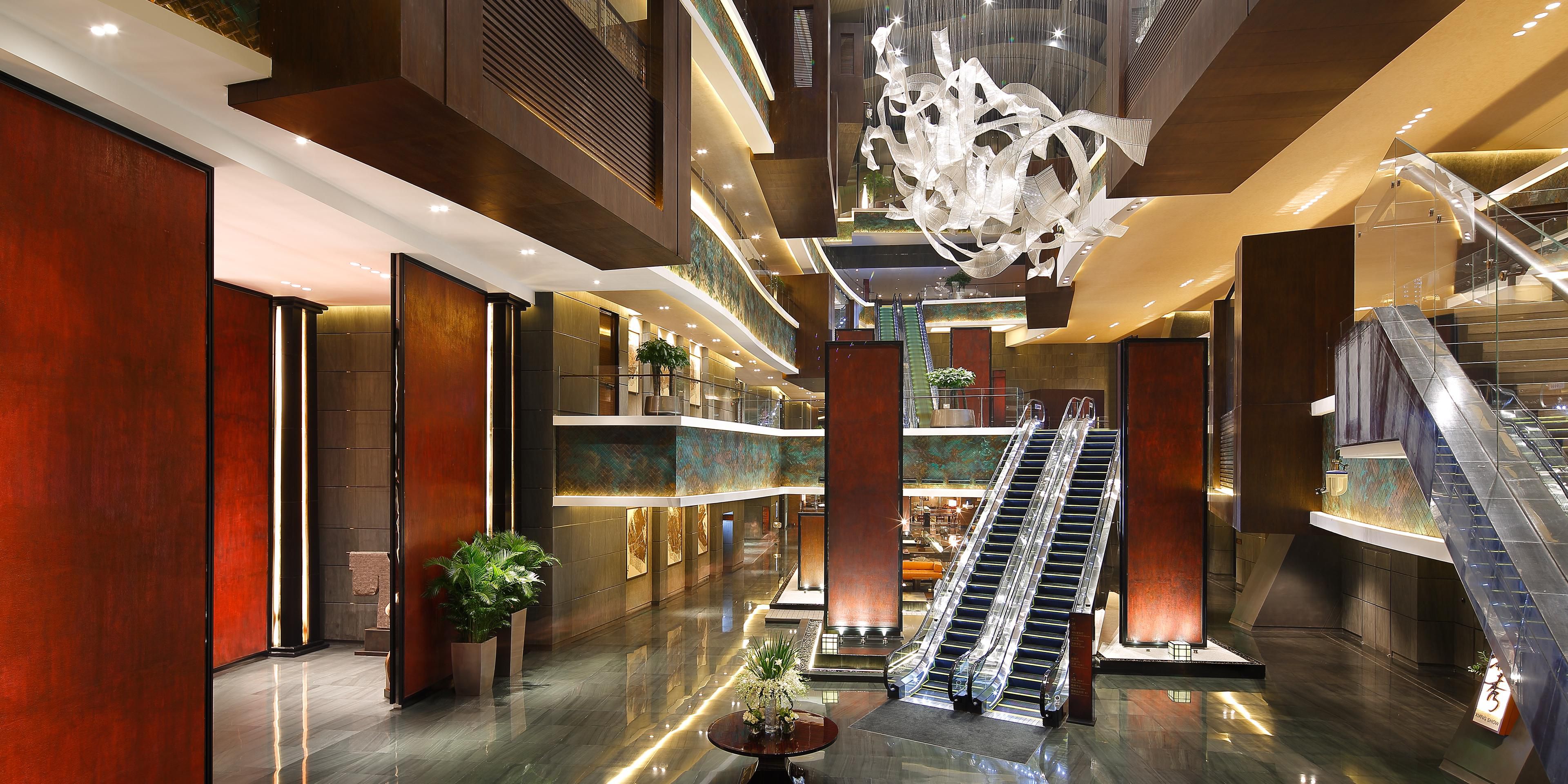 融合世界设计师精髓与湖湘文化底蕴，建筑立面如扬帆巨轮，27米挑高中庭震撼夺目，悬浮艺术品点睛大堂，缔造城市地标。