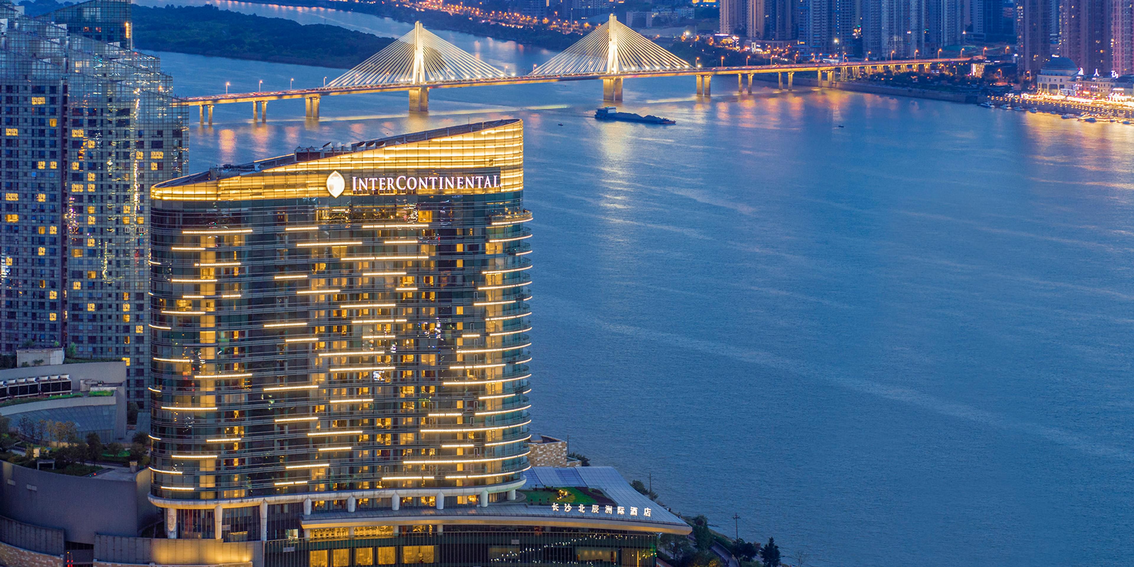 雄踞湘江与浏阳河交汇之处，开阔江景壮丽无比。城市灯光秀璀璨闪烁，魅力夜晚由此开启。