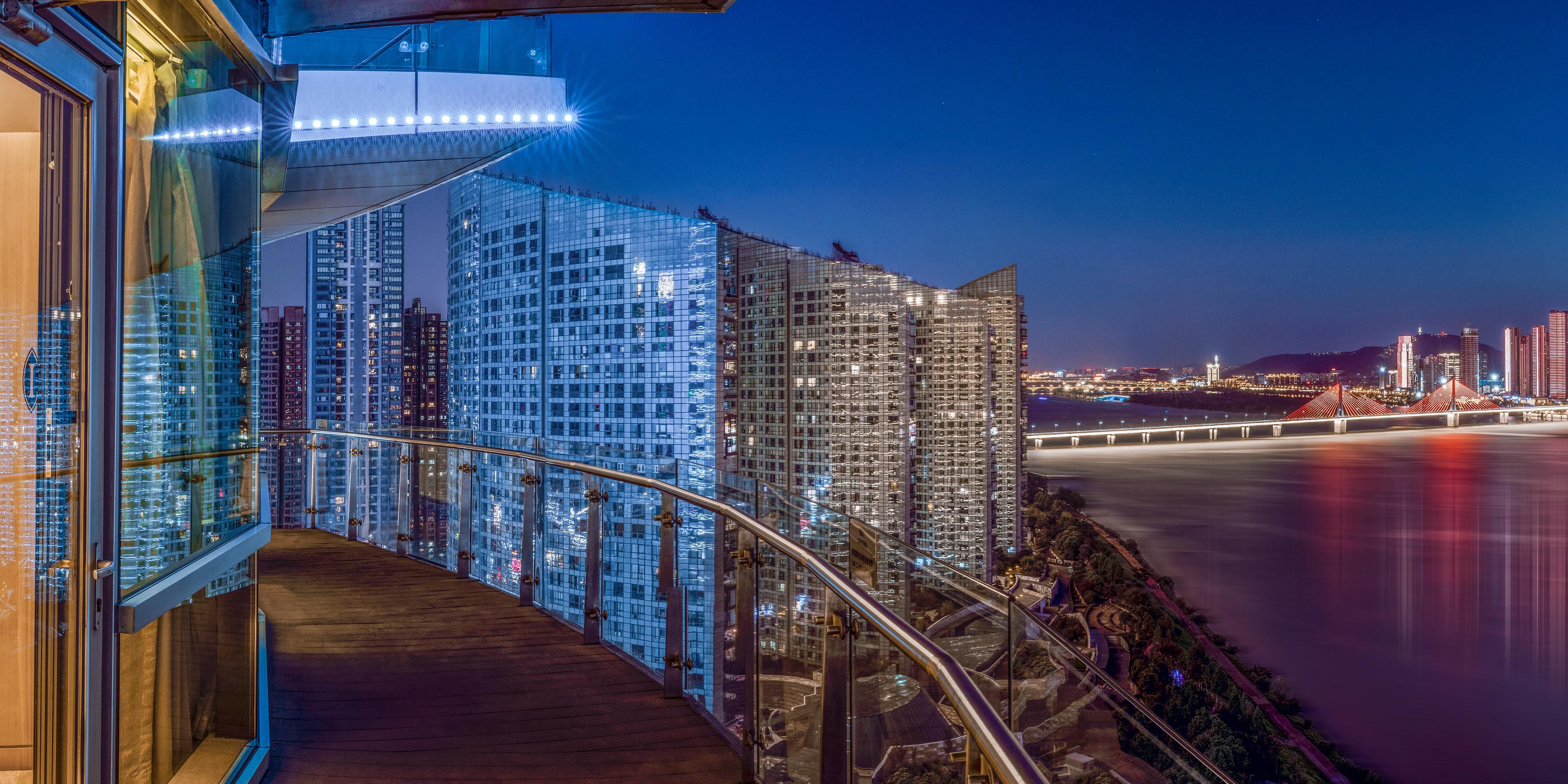 置身典雅怡静的氛围，让温馨之床唤醒每天的活力。396间豪华客房及可俯瞰湘江全景的套房令您尽享尊贵不凡的入住体验。