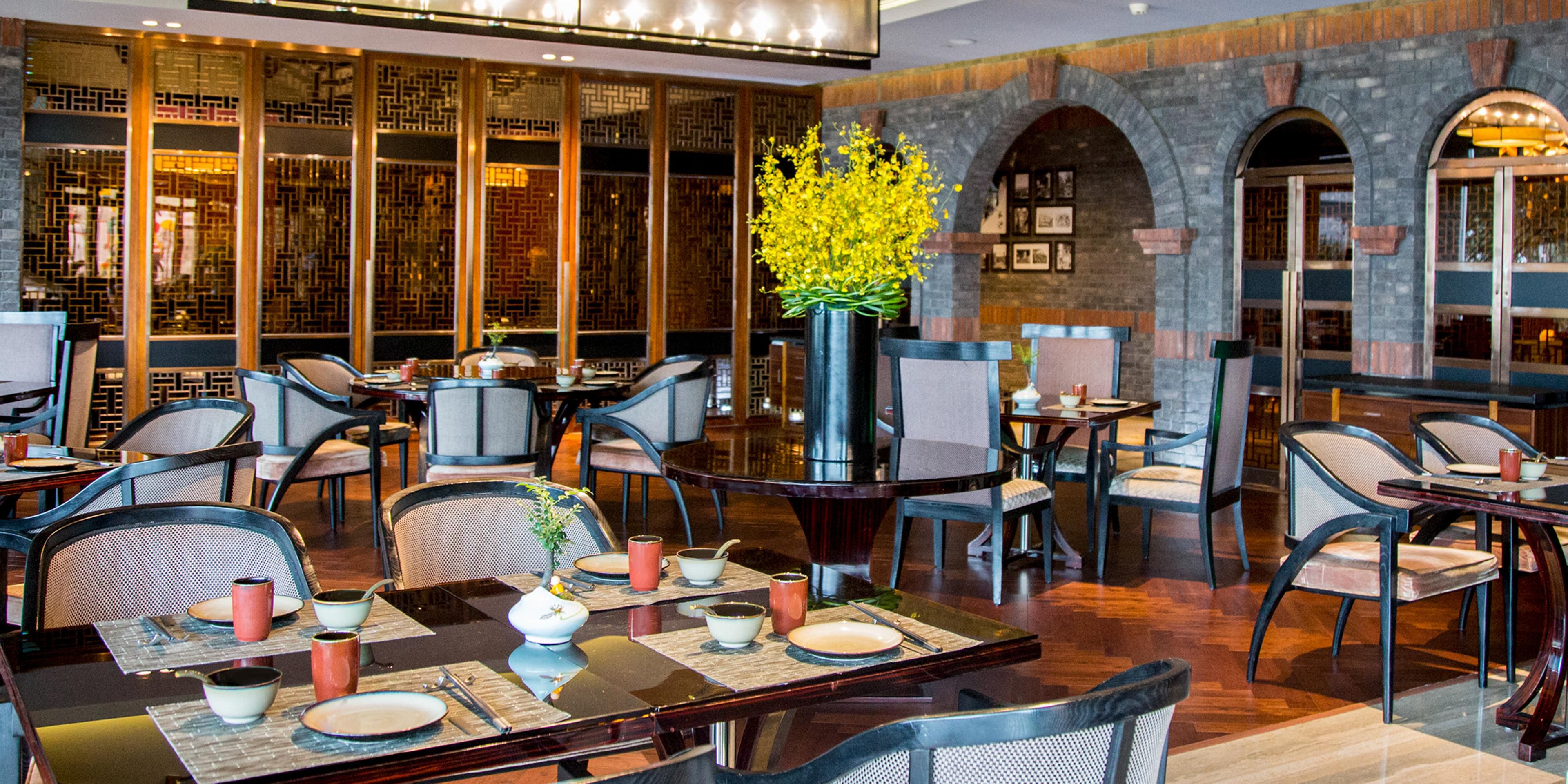 Guests in search of authentic dishes of Hunan cuisine will find all they desire in Xiang Show. Famous dishes from Xiangjiang River, Dongting Lake and West Hunan are all present on our menu engineered by the great Xiang master chefs. Our service staff, knowledgeable in the Hunan culture, will share with you stories behind the dishes.