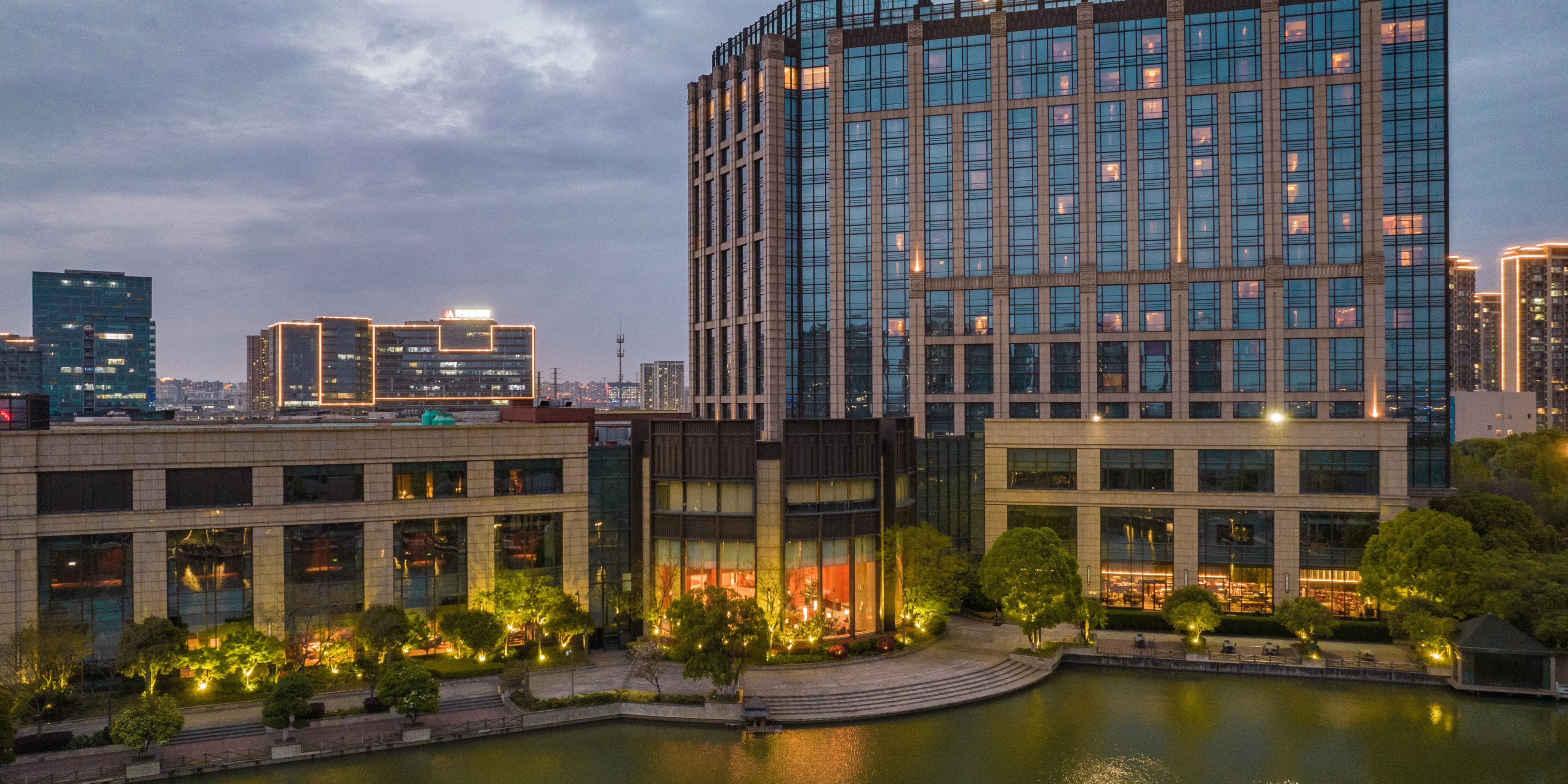 The hotel's 2,000 square metre Outdoor Lakeside Garden is aromantic place where you promise to let your loved oneswitness the miracle of love together. Our highly effective andprofessional service team, with a wealth of experience andlocal knowledge, carefully plans and provides you with a fullrange of professional services.