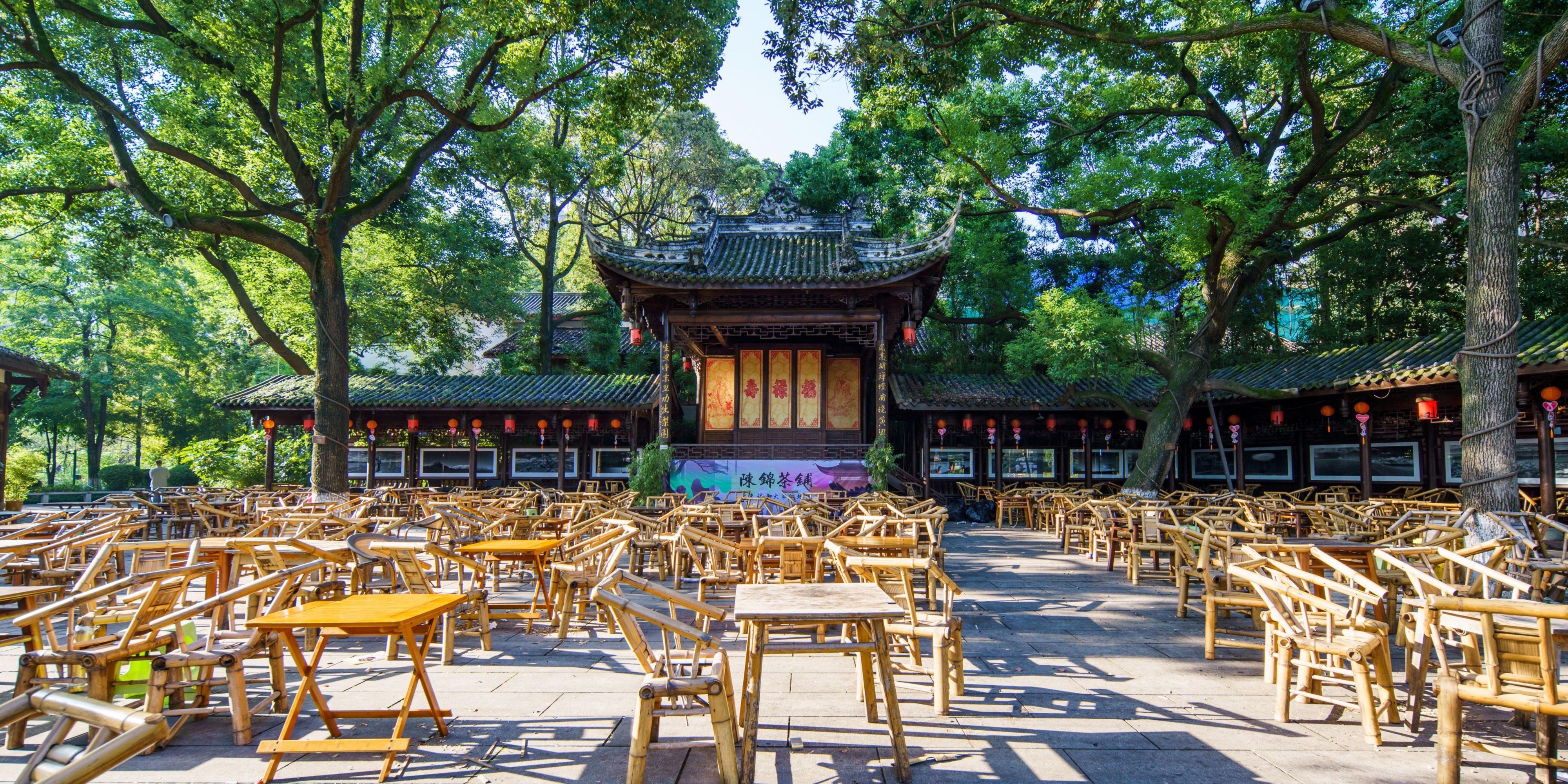 Tiexiang Temple in Chengdu Hi-Tech Zone dates back to the Ming Dynasty. The surrounding 'Tiexiang Temple Water Street' combines Western Sichuan architecture with modern commerce, creating a cultural hub showcasing Tianfu Culture.
