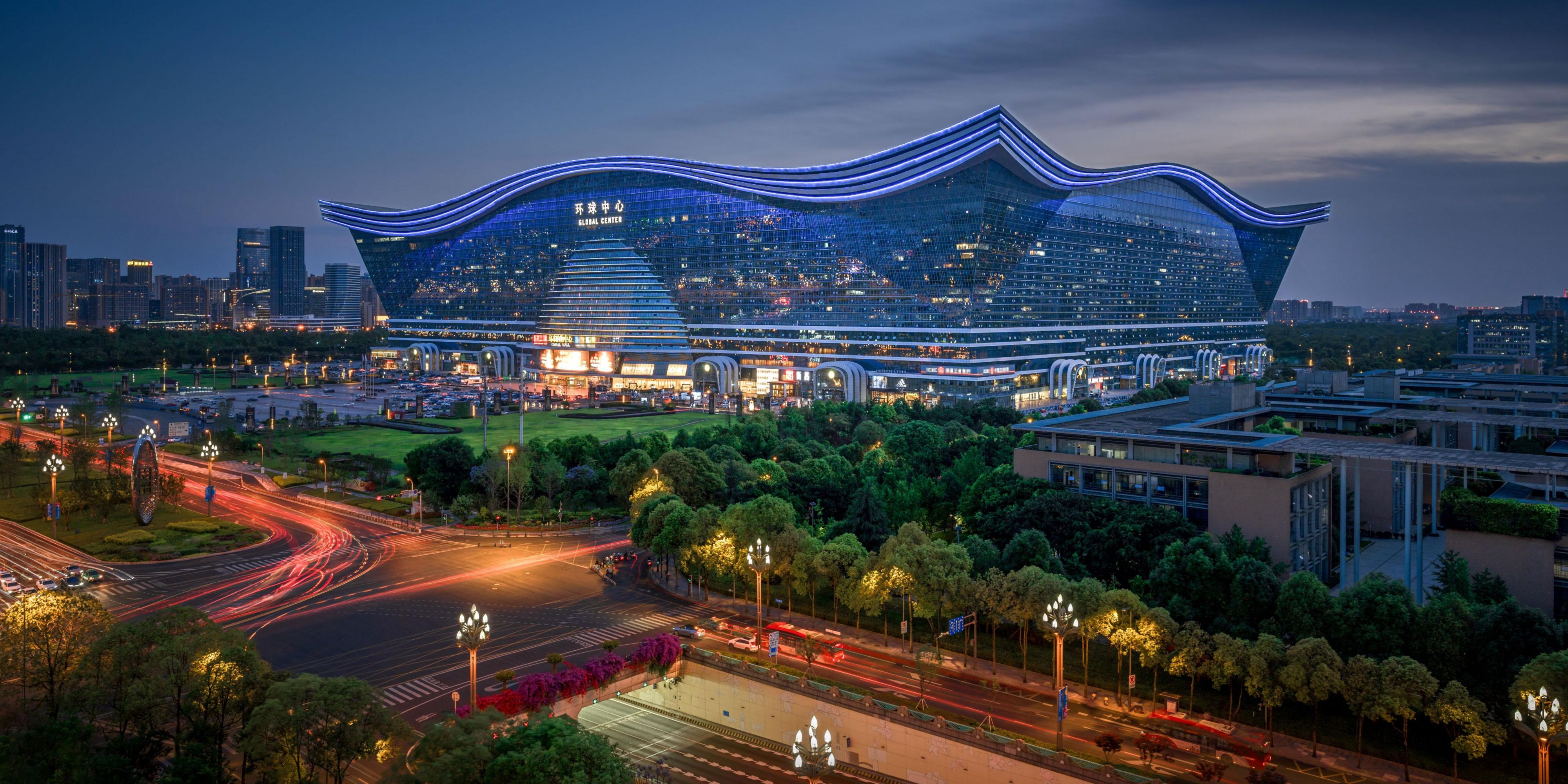 Chengdu Global Center, one of the world's largest freestanding buildings, integrates shopping, entertainment, hotels, exhibitions, and offices. Featuring an indoor ‘Ocean Paradise’ and contemporary architectural design, it is a landmark complex in Chengdu.