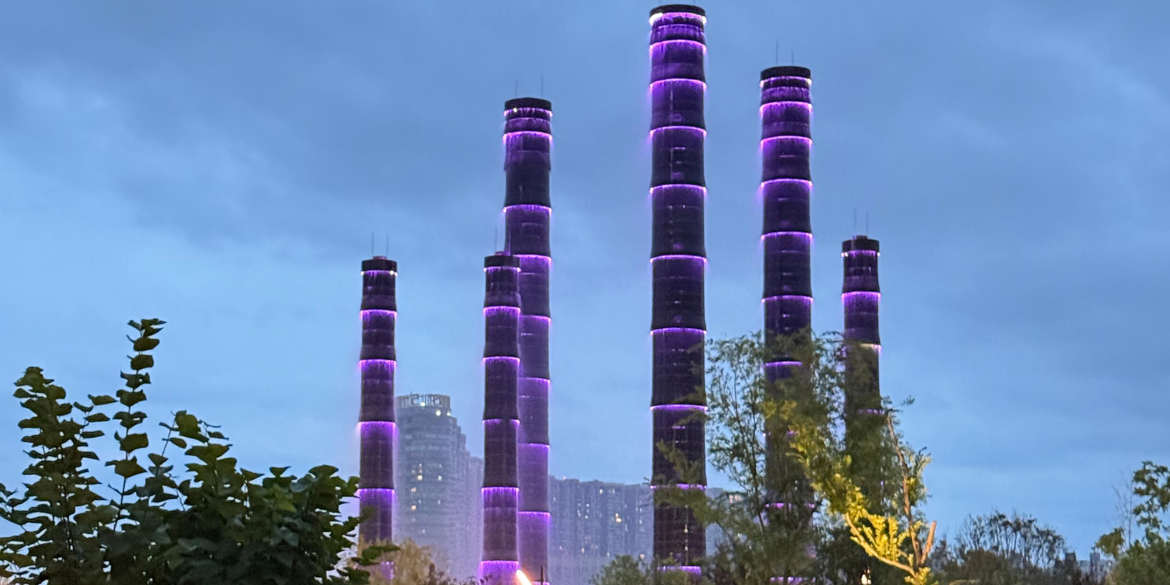 自酒店步行5分钟即可抵达，西南区世界级地标百货，地面为景观公园，地下汇聚超千个奢侈品牌，打造高端时尚的多元消费场景，拥有标志性景观生机之塔。