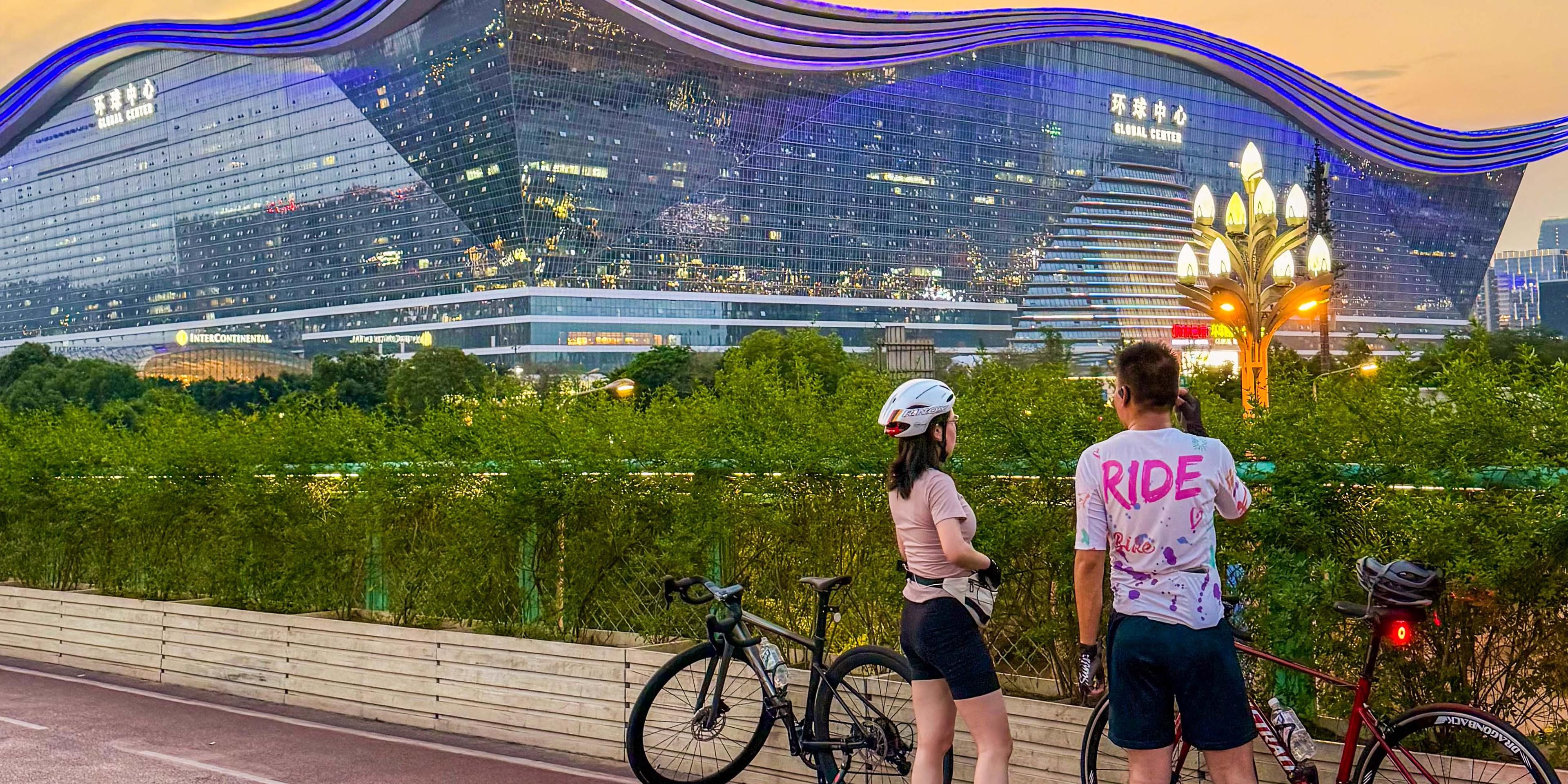 位于桂溪生态公园内，这里汇聚城市活力与自然风光，是骑行的最佳出发点之一，全线像似一条环绕成都的“绿色翡翠项链”，生动诠释“公园城市”的理念。