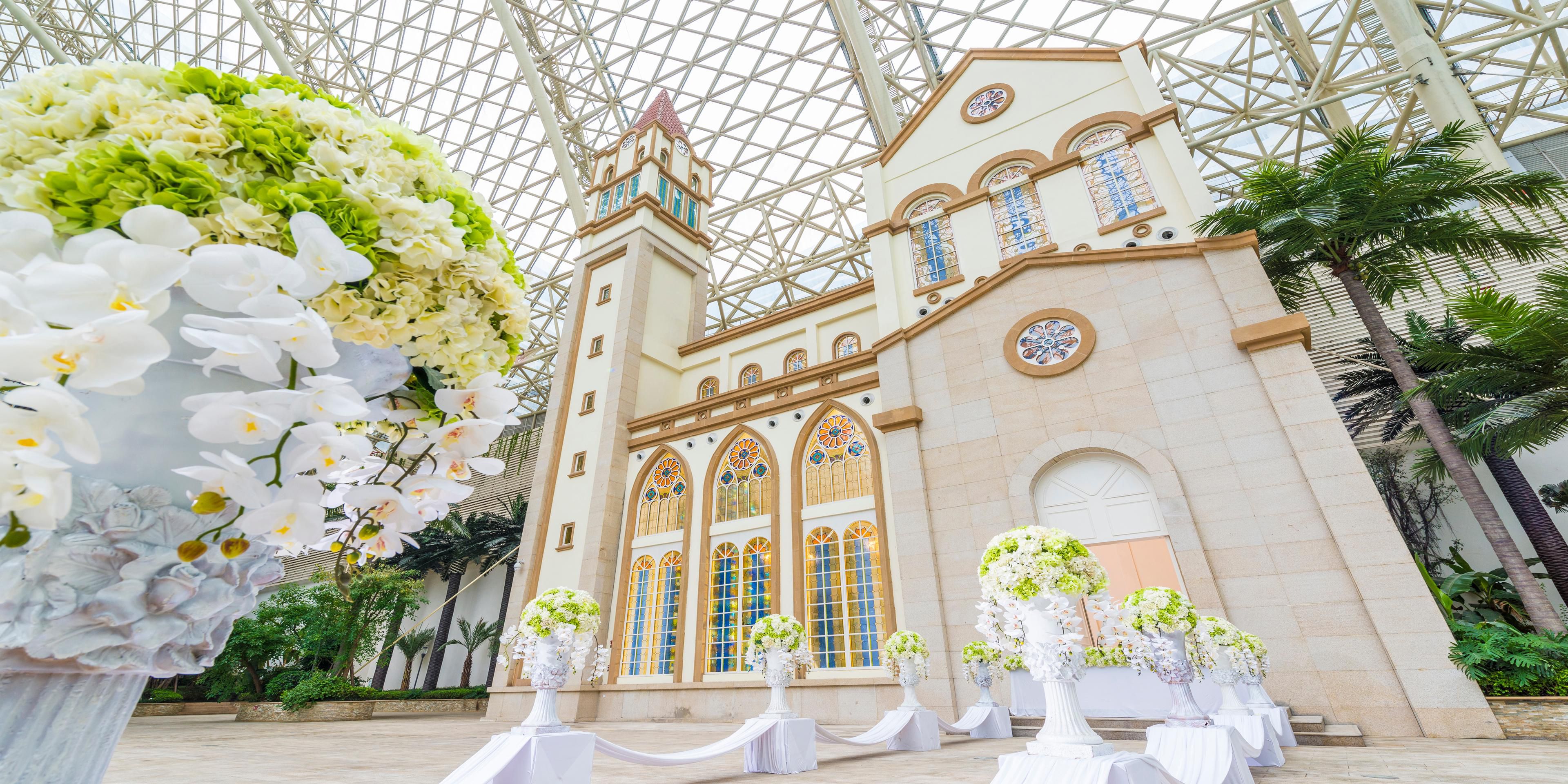 酒店拥有4000㎡环球广场、1150㎡宴会厅、180㎡教堂+1225㎡教堂广场、天堂岛池畔餐厅等，从200人以下派对到150桌宴席，灵活变换铸就奢华。