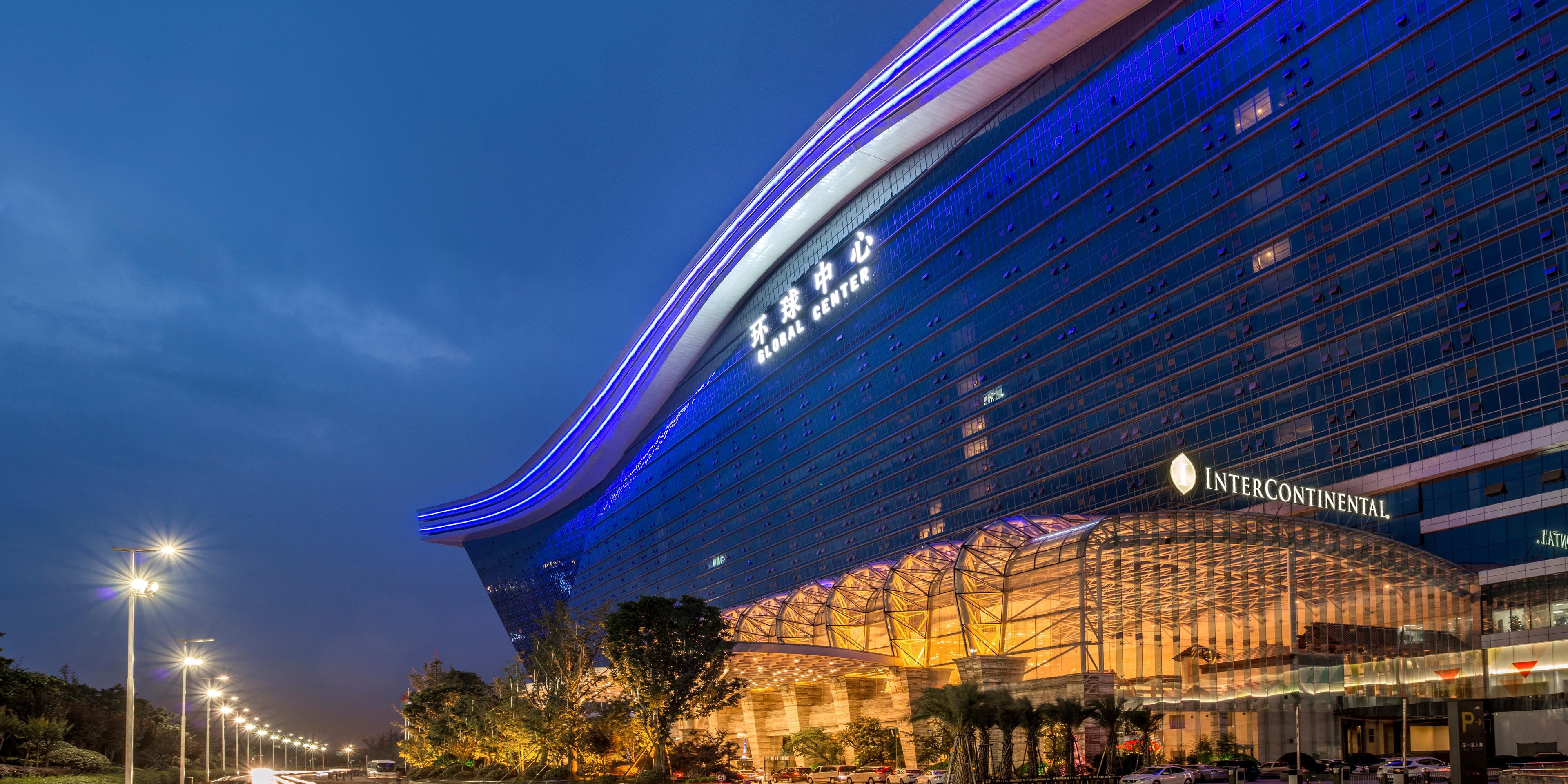 酒店坐落于世界超大单体建筑环球中心内，和购物中心、海洋乐园共同组成魅力城中城。它不仅是成都的娱乐、购物和休闲中心，也是一张亮眼的城市名片。