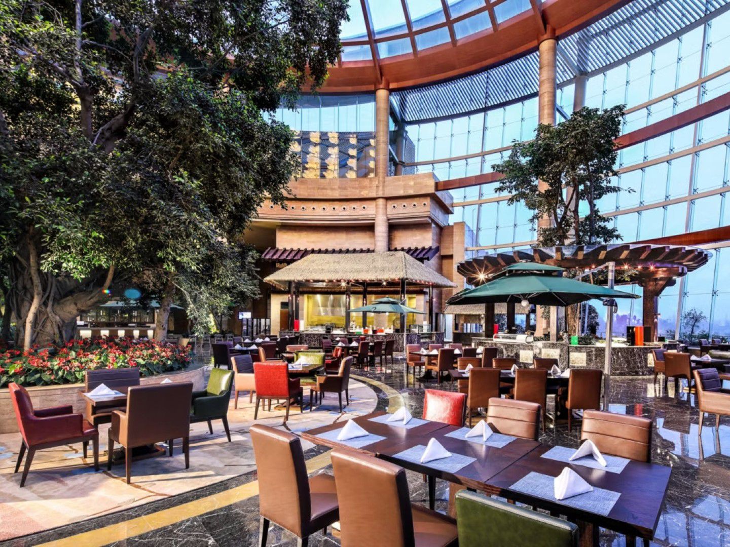 成都九眼桥 voco 酒店的玻璃穹顶餐厅景色。