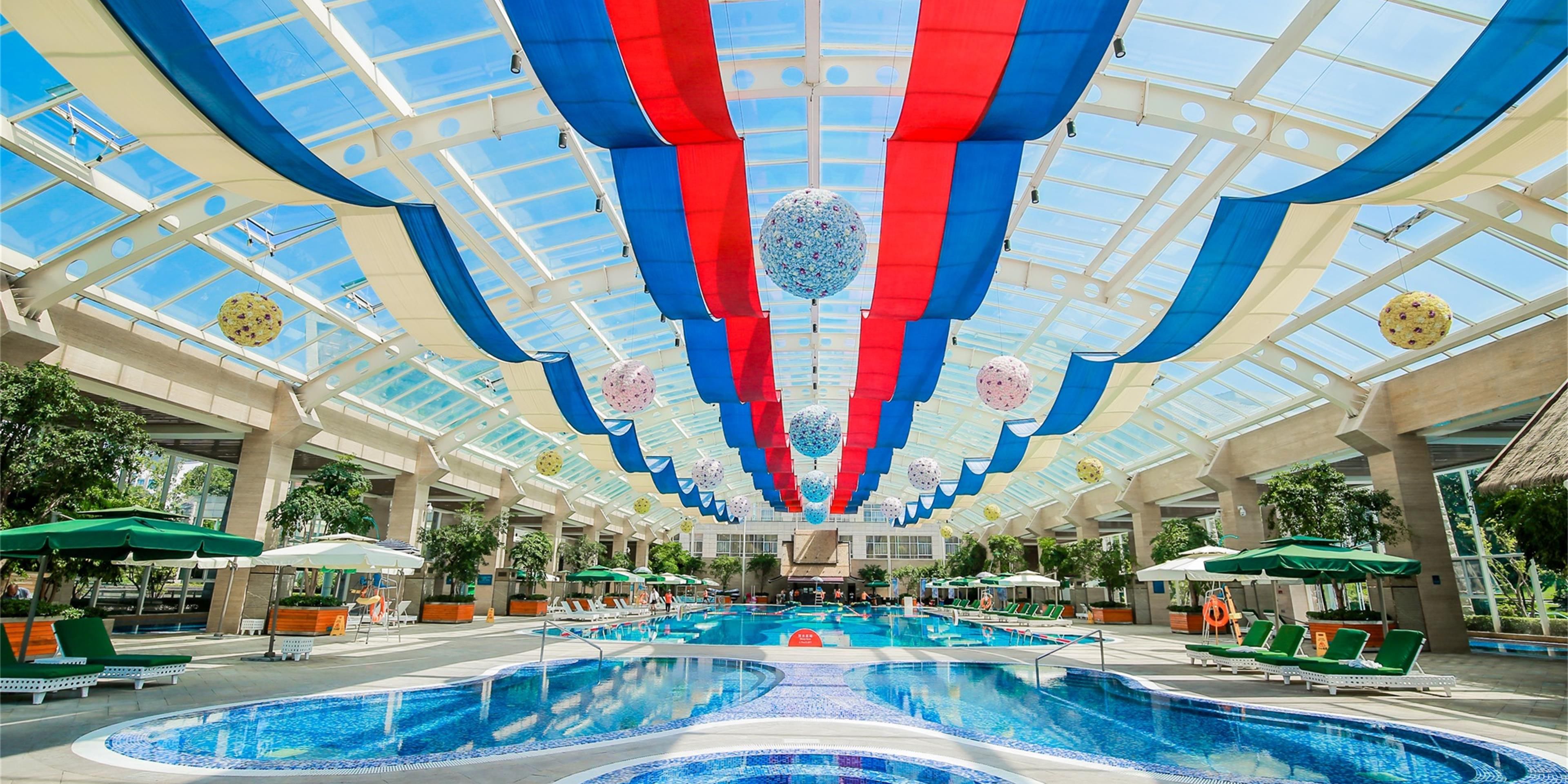 The water park covers an area of approximately 5,000 square meters and includes a 1,000-square-meter indoor heated pool, a children's water fortress, hot baths, and dry and wet saunas. You can enjoy swimming in the indoor pool, have fun in the water, relieve fatigue, and relax your body and mind.