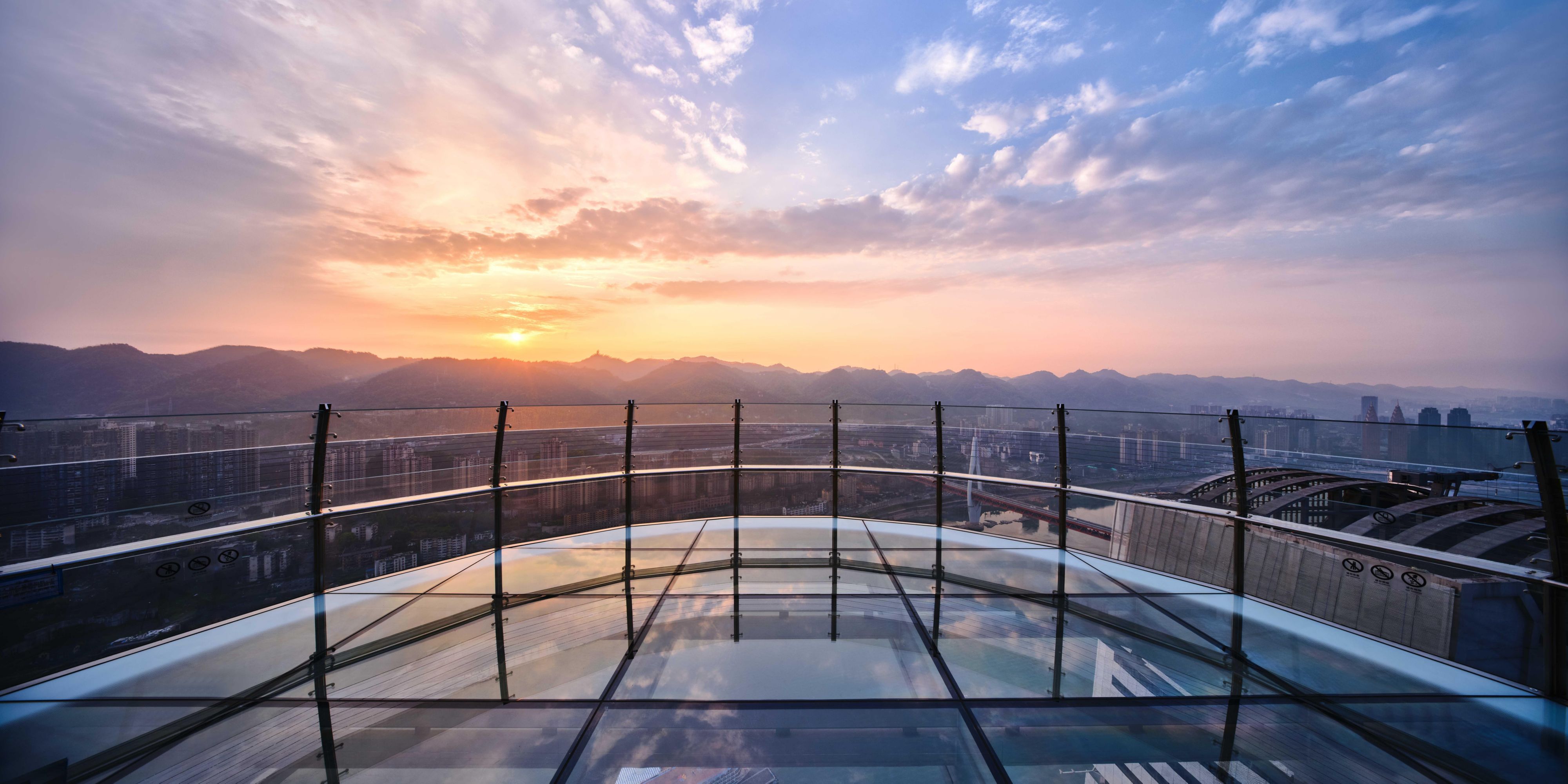As one of the exploration decks of THE CRYSTAL, SHUA Sky Terrace Restaurant Bar boasts breathtaking view of city skyline and two rivers.