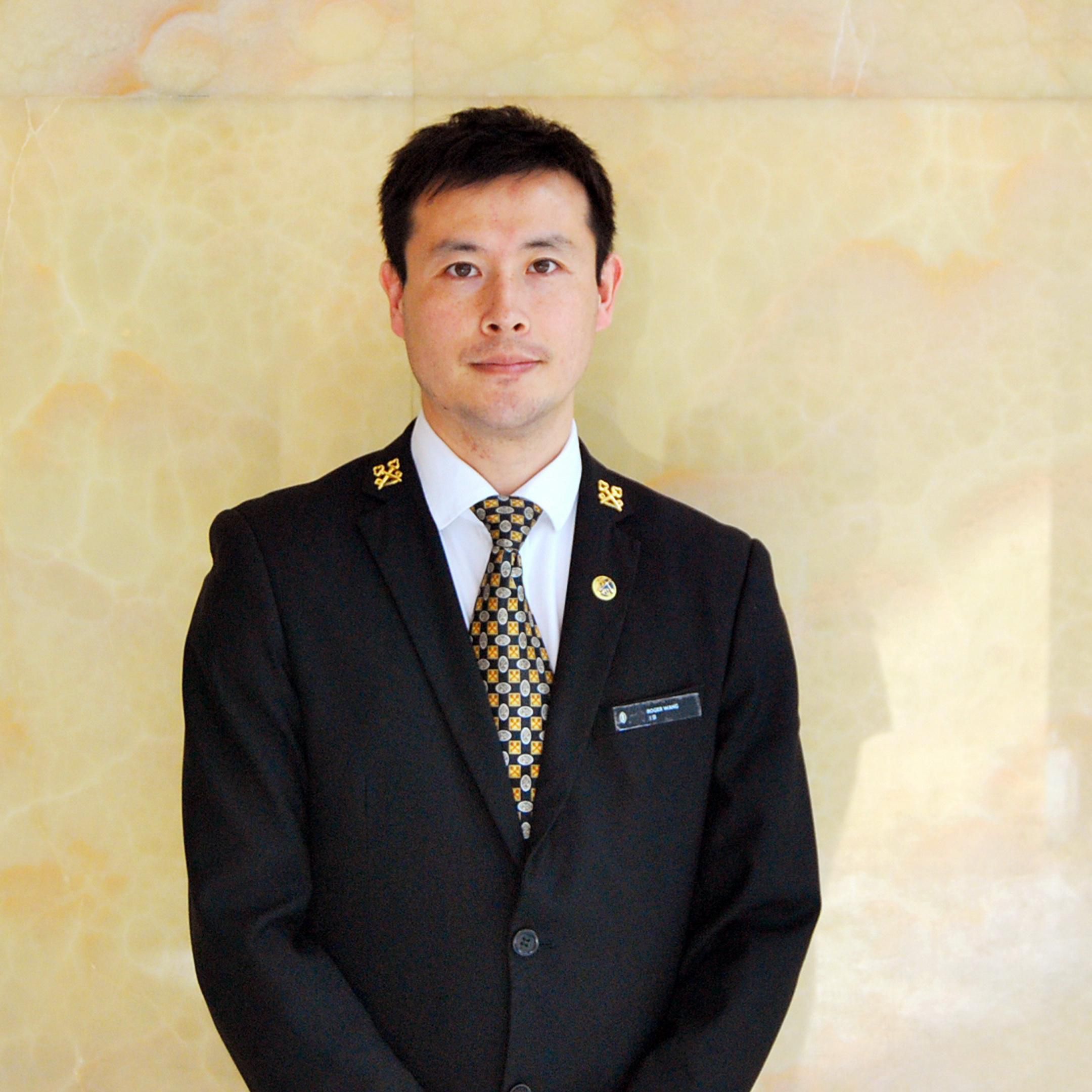 酒店首席礼宾司王峰和他的团队宗旨是能够为您难忘的大连之旅提供无微