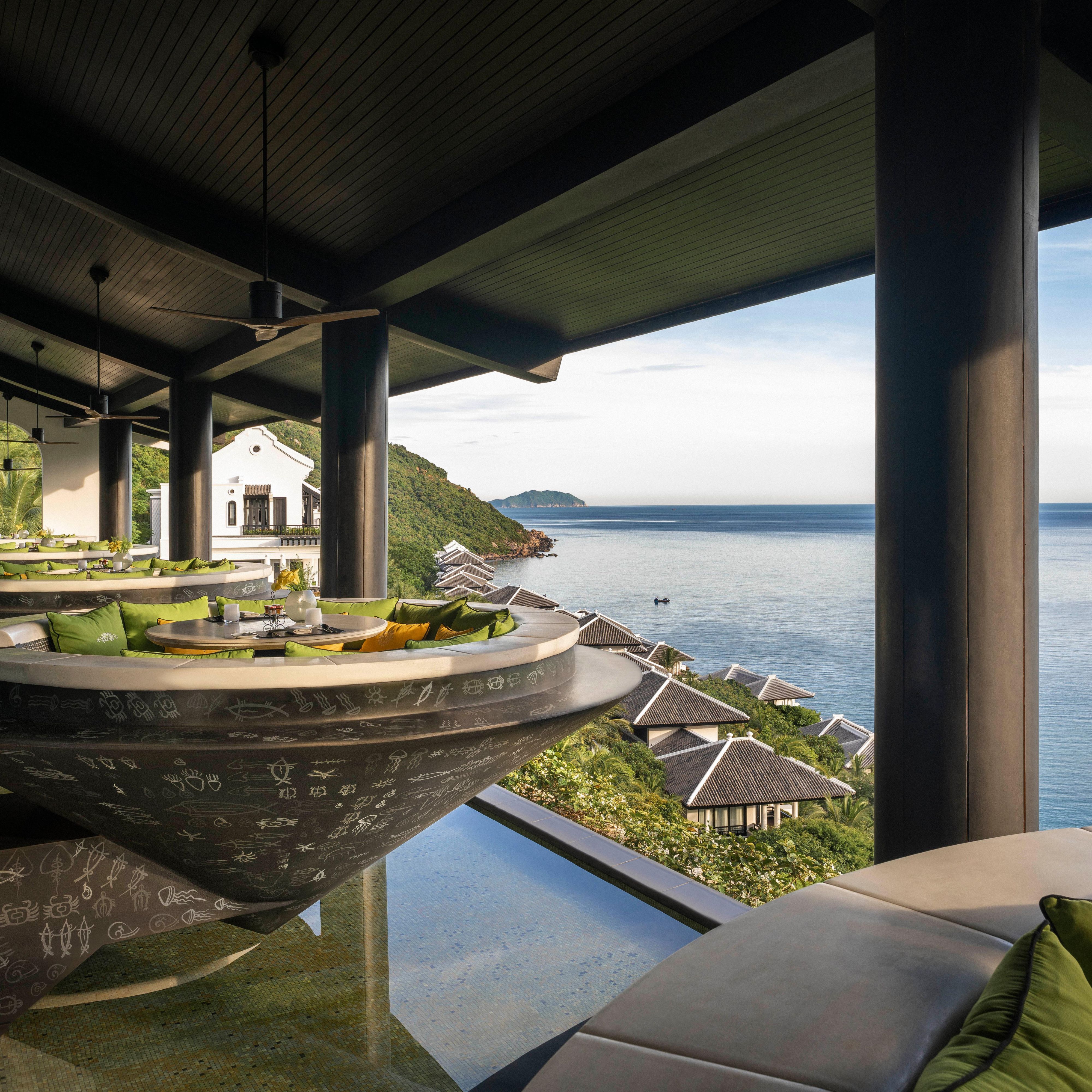 Floating non la tables offer endless views of the ocean and beyond