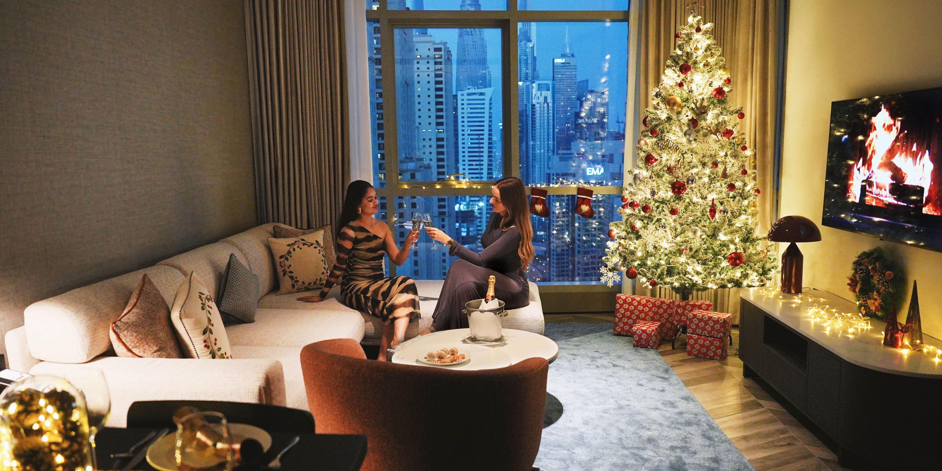 Experience an incredible festive family stay at InterContinental Dubai Marina and make your moments merry. Guests will enjoy a luxury Christmas getaway in our Festive Suite, beautifully decorated with a traditional Christmas tree and festive amenities from our bakery.