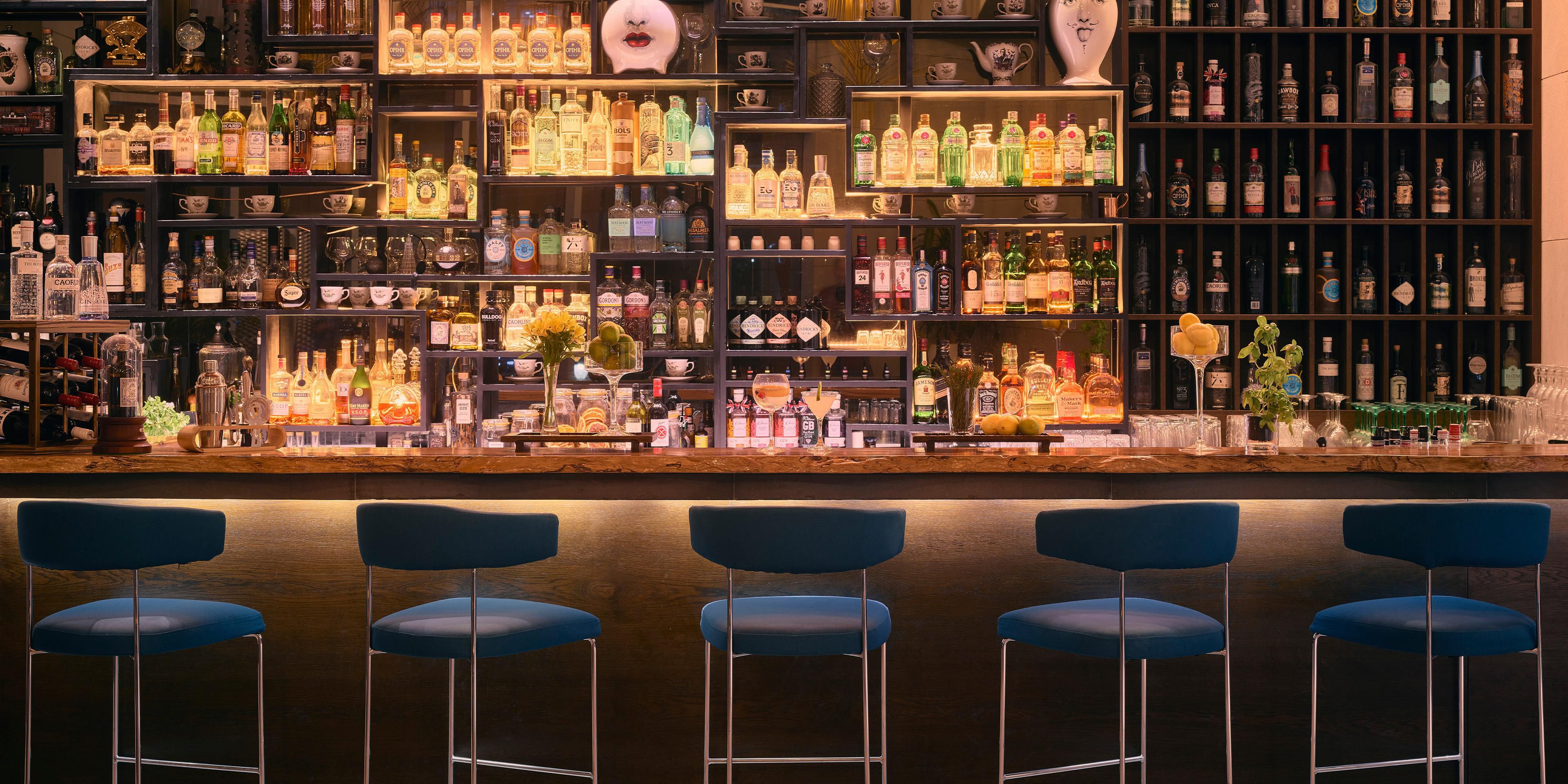 If you like gin, you’ll love our intimate Ginter bar. With white walls, retro furniture, soft music and spectacular marina views, it’s the perfect place to meet friends and relax. Alongside cocktails and light bites, you can sip on your choice of gin from a vast collection, paired with the ideal tonic recommended by our expert mixologists.