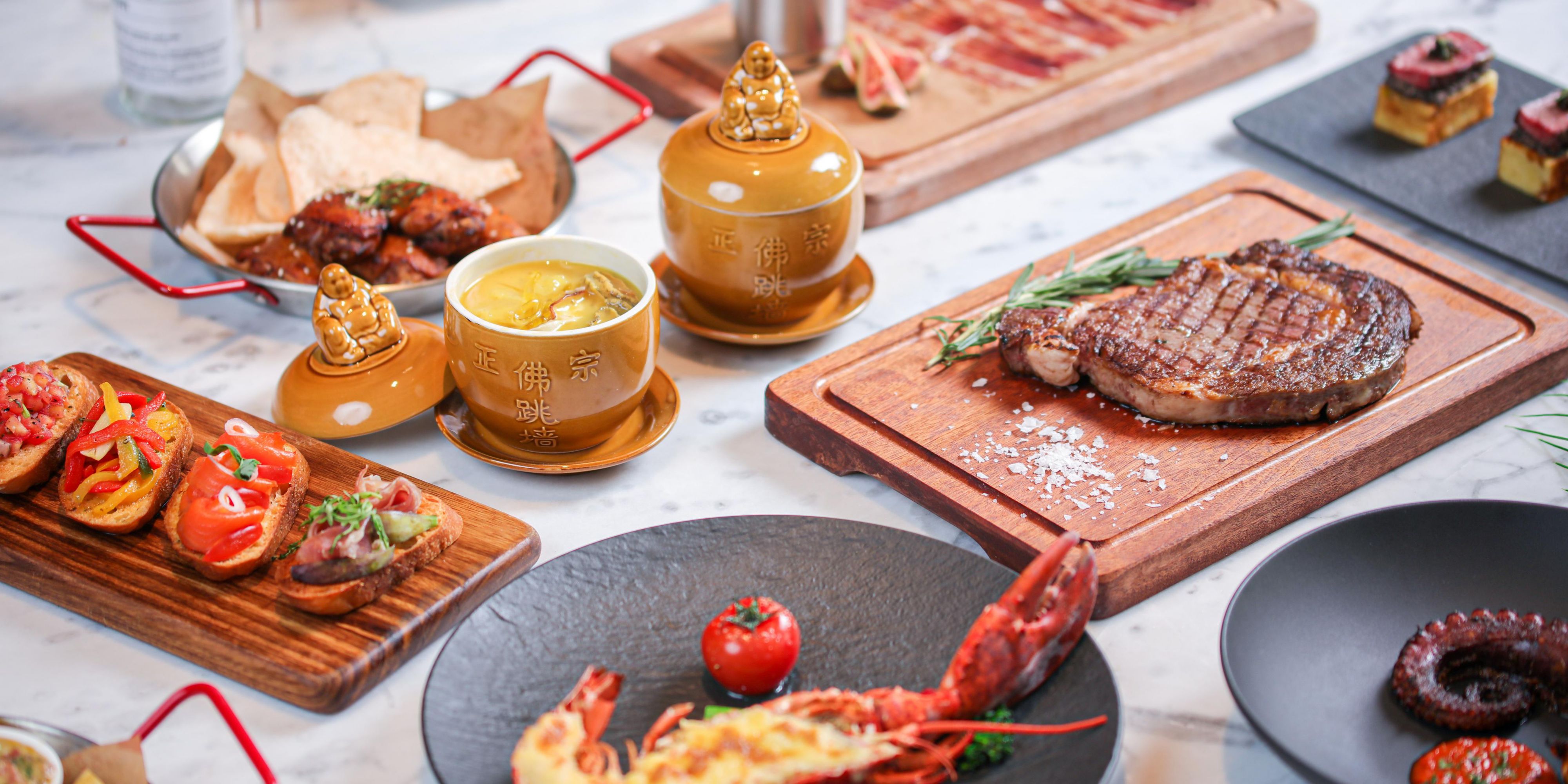 甄选新鲜优质食材烹制环球美馔，主打各式海鲜与原切牛肉，全天供应自助餐美食及佛山特色风味。开放式厨房设计，位上精品美食，更添互动乐趣。餐厅设计奢华雅致而温馨惬意，还可移步至户外千灯湖畔用餐区域，美食和美景交相辉映，佛山赏味之旅愈发妙趣横生。