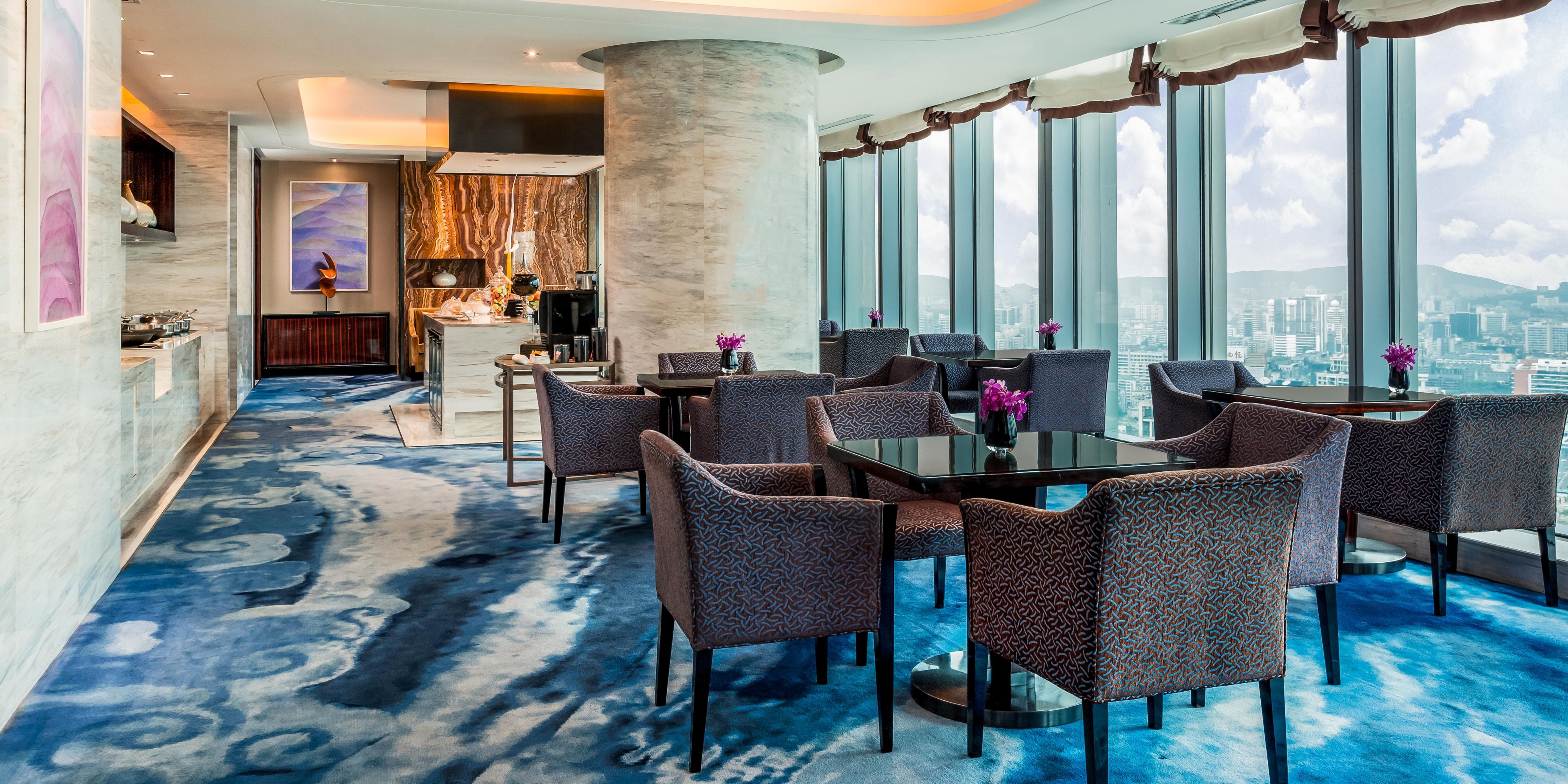 Club Floor Lounge