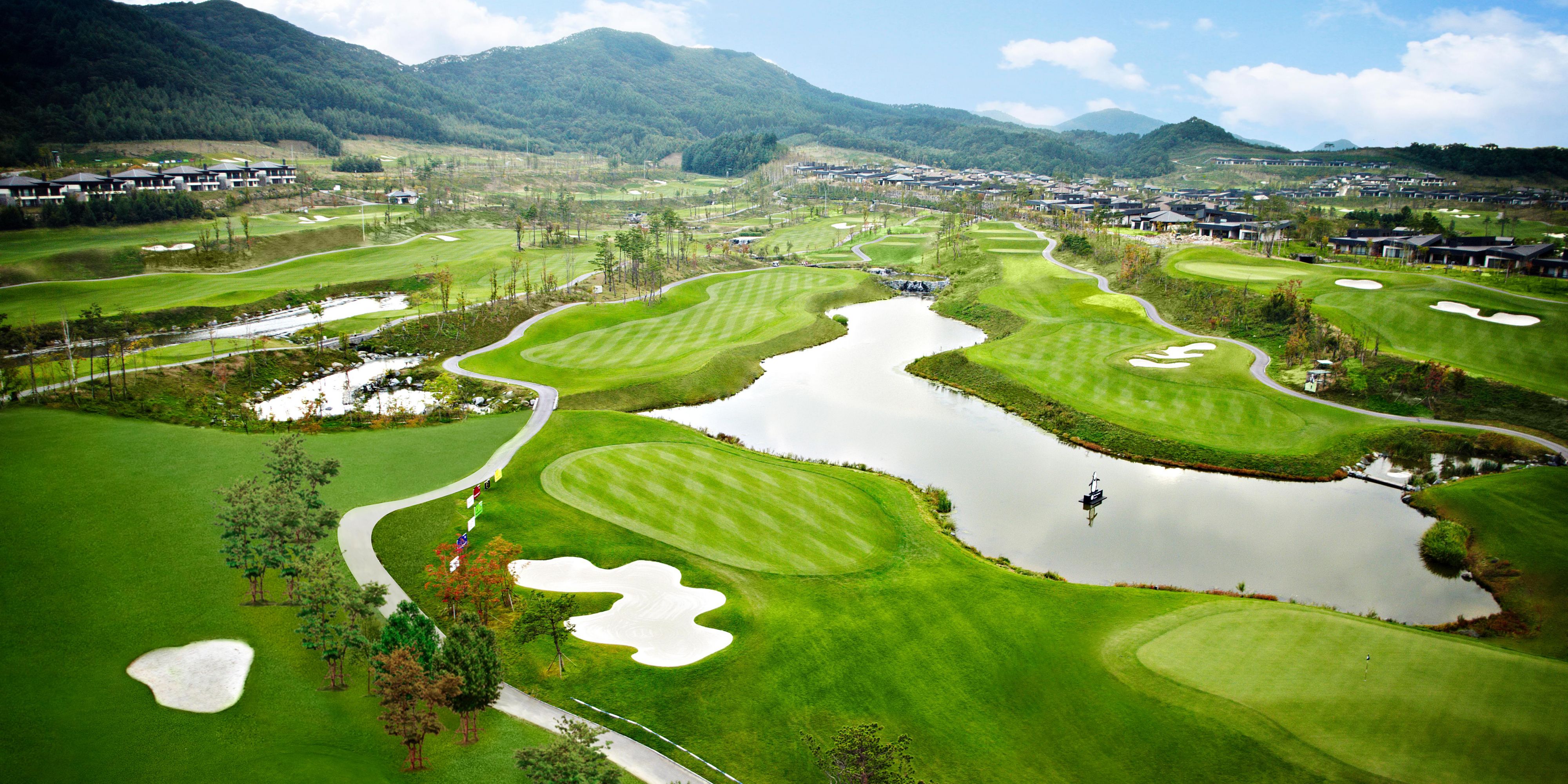 The Alpensia 700 golf course features a picturesque 18-hole course stretched out amidst the natural landscape of Daegwallyeong.