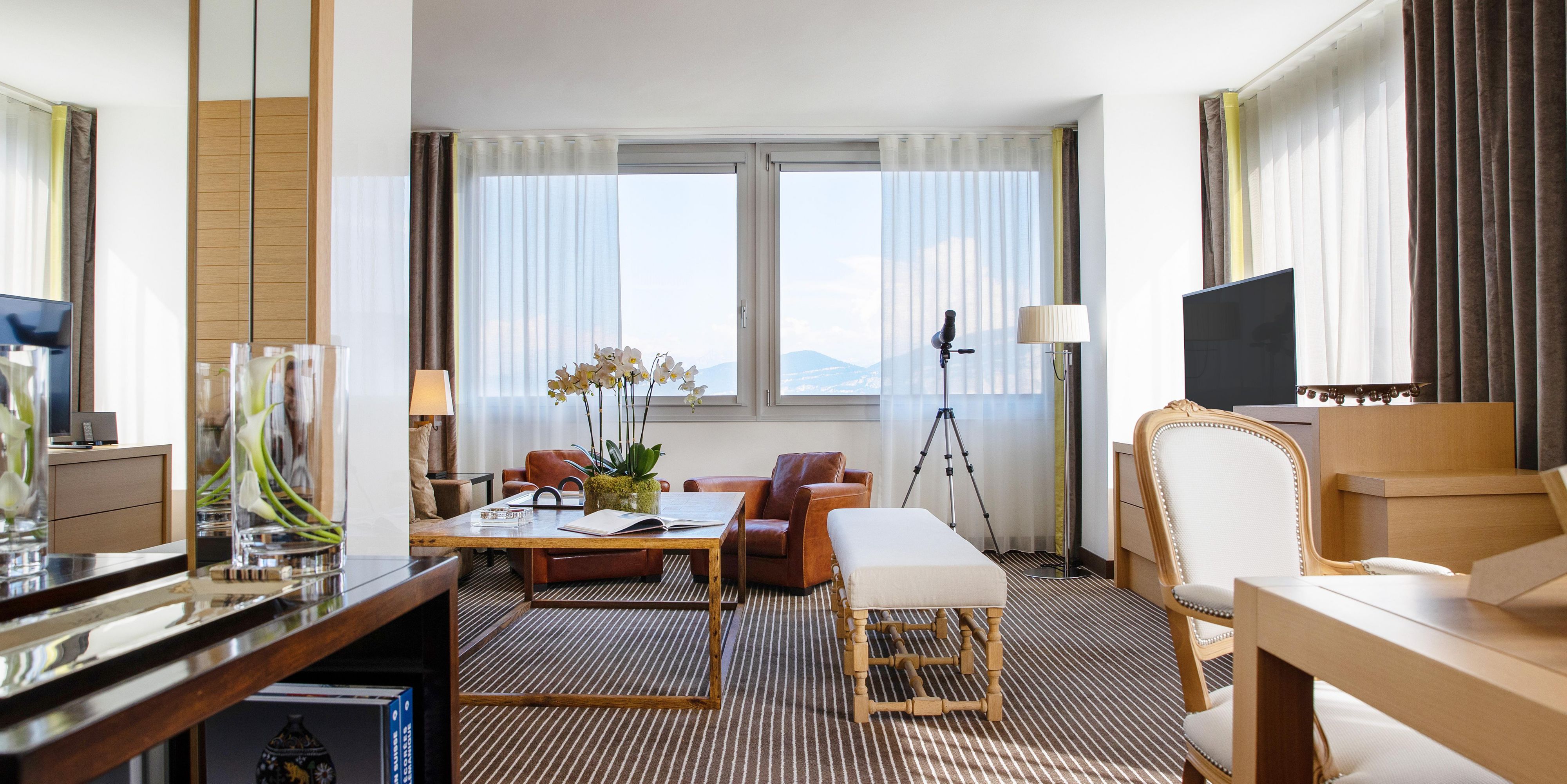 Immerse yourself in the iconic grandeur of the Mont Blanc, Lake Geneva and the acclaimed Jet d'Eau water fountain. Unique in design and décor, the 100m² Panoramic Lake View Suites offer a private sanctuary to unwind and admire the view. Contact directly for further information and booking.