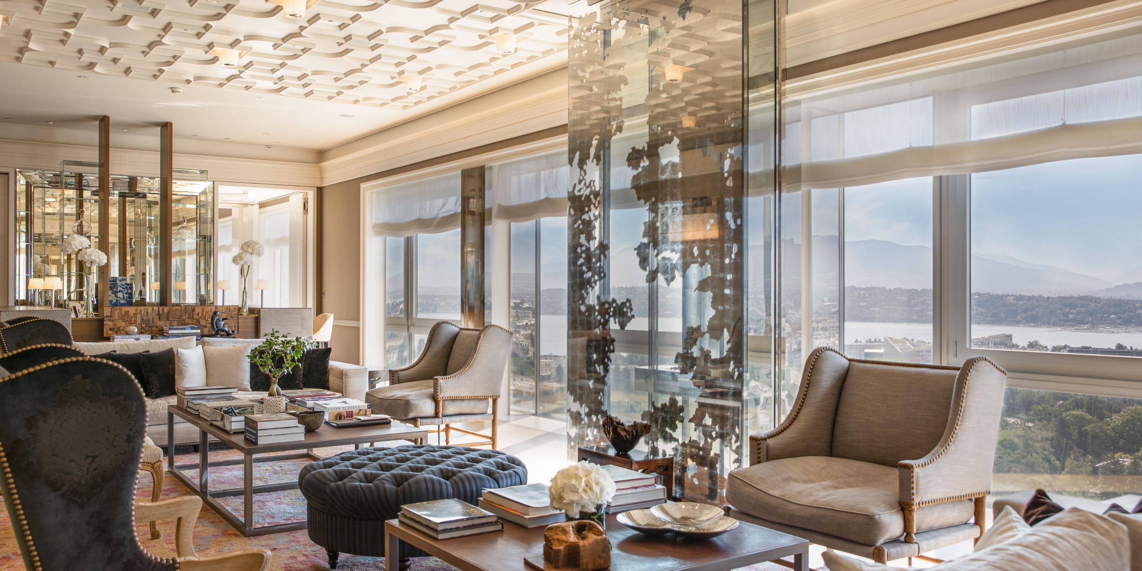 Behind grandiose doors as tall as those of Versailles Palace, our Residence Suite, designed by famed New York architect Tony Chi, exudes the elegance of past palaces. Immerse yourself in unparalleled beauty with our most luxurious suite's extraordinary 360-degree view, showcasing all of Geneva, including the iconic Jet d'Eau.