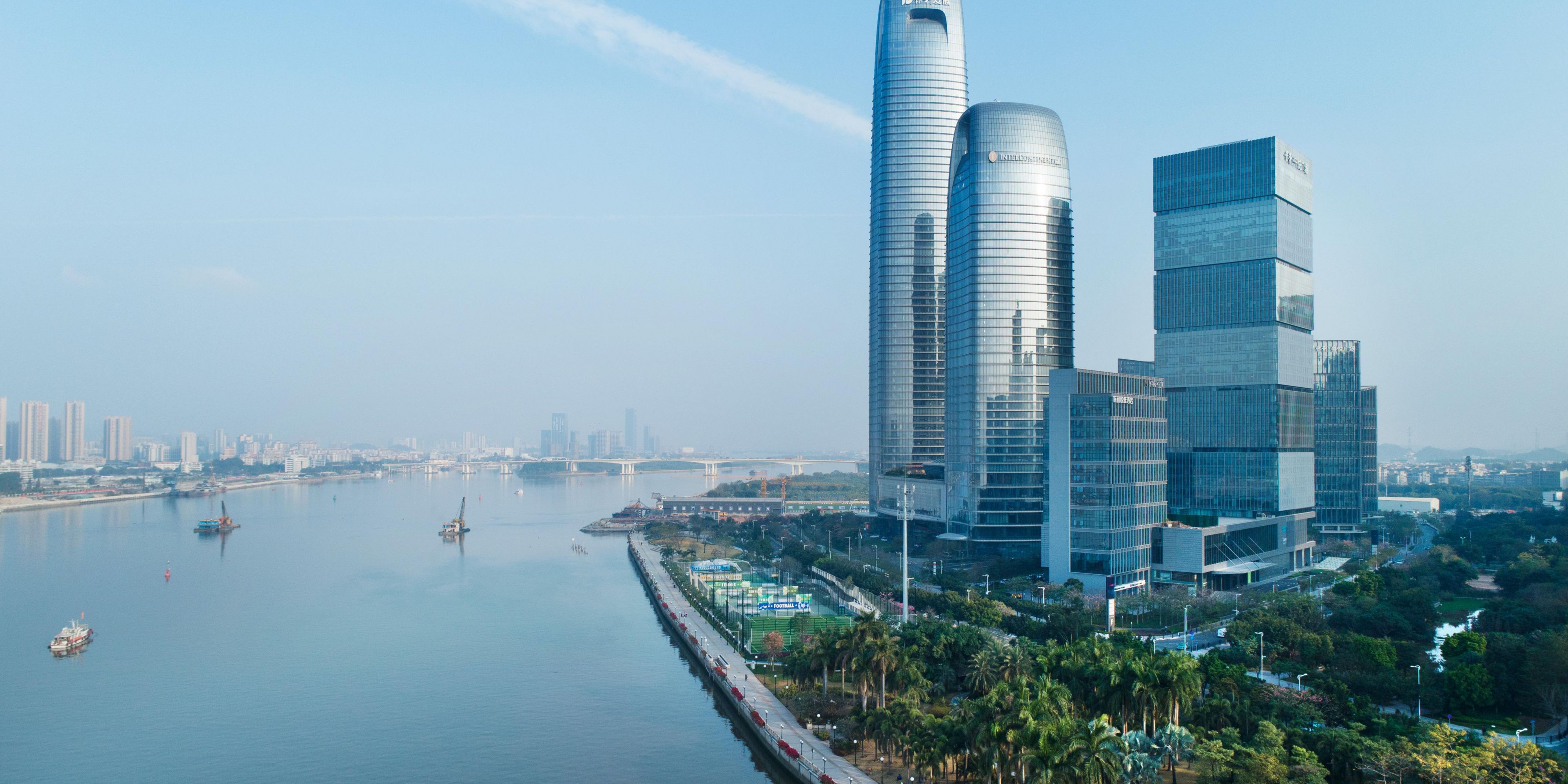 InterContinental Guangzhou Exhibition Center is an ideal choice for business travelers, located just a few minutes drive from the Canton Fair Complex. It offers convenient access and premium accommodations for a productive stay.