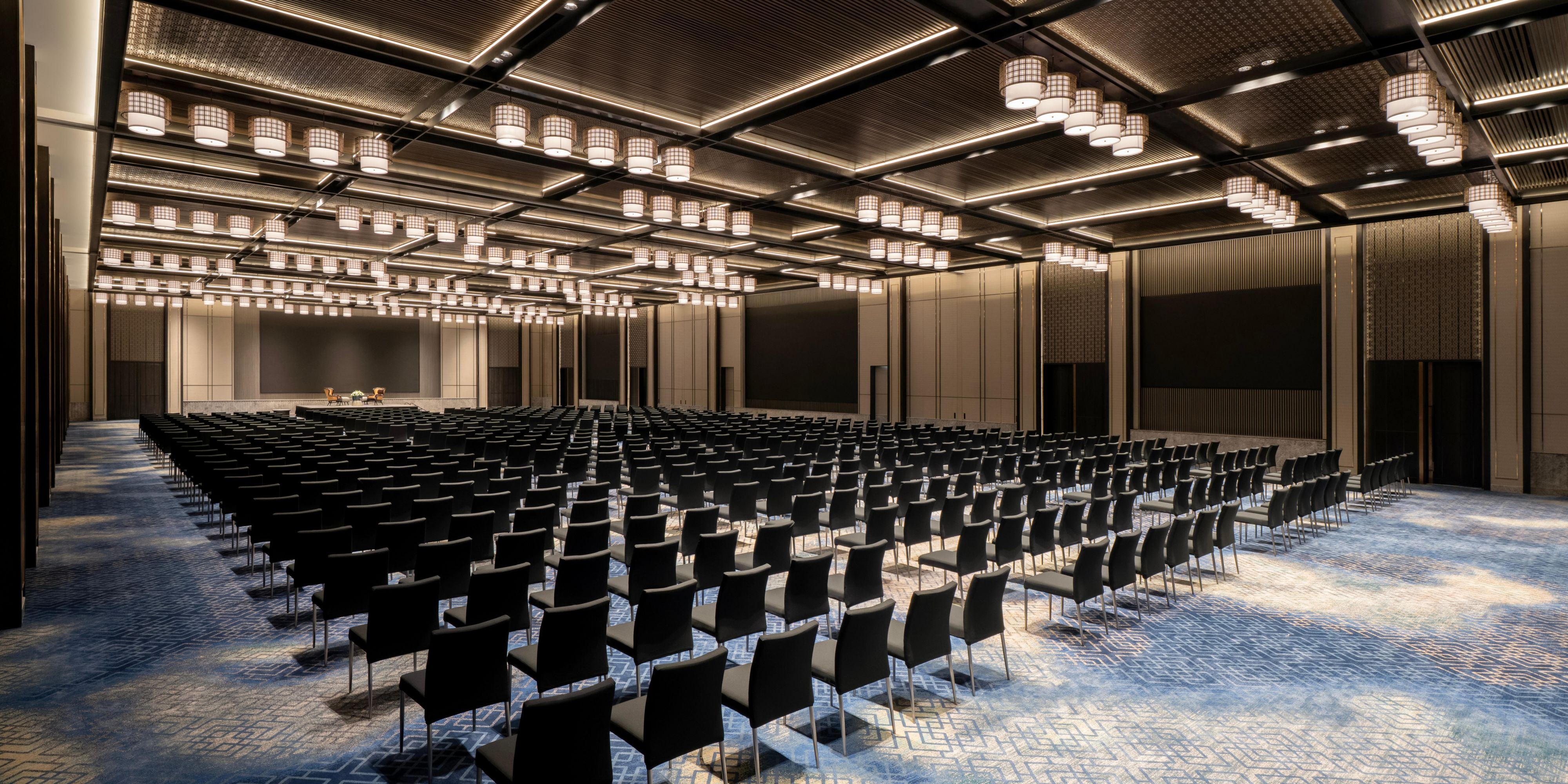 下龙湾洲际度假酒店的活动场地配备先进设施，可以满足宾客的多元需求，是举办各种活动的理想之所。酒店拥有大宴会厅、小宴会厅、隔断会议室和活动室、一间贵宾室和一间董事会议室。在下龙湾辽阔海景的点缀下，无论是公司年会抑或求婚现场都将别具特色。