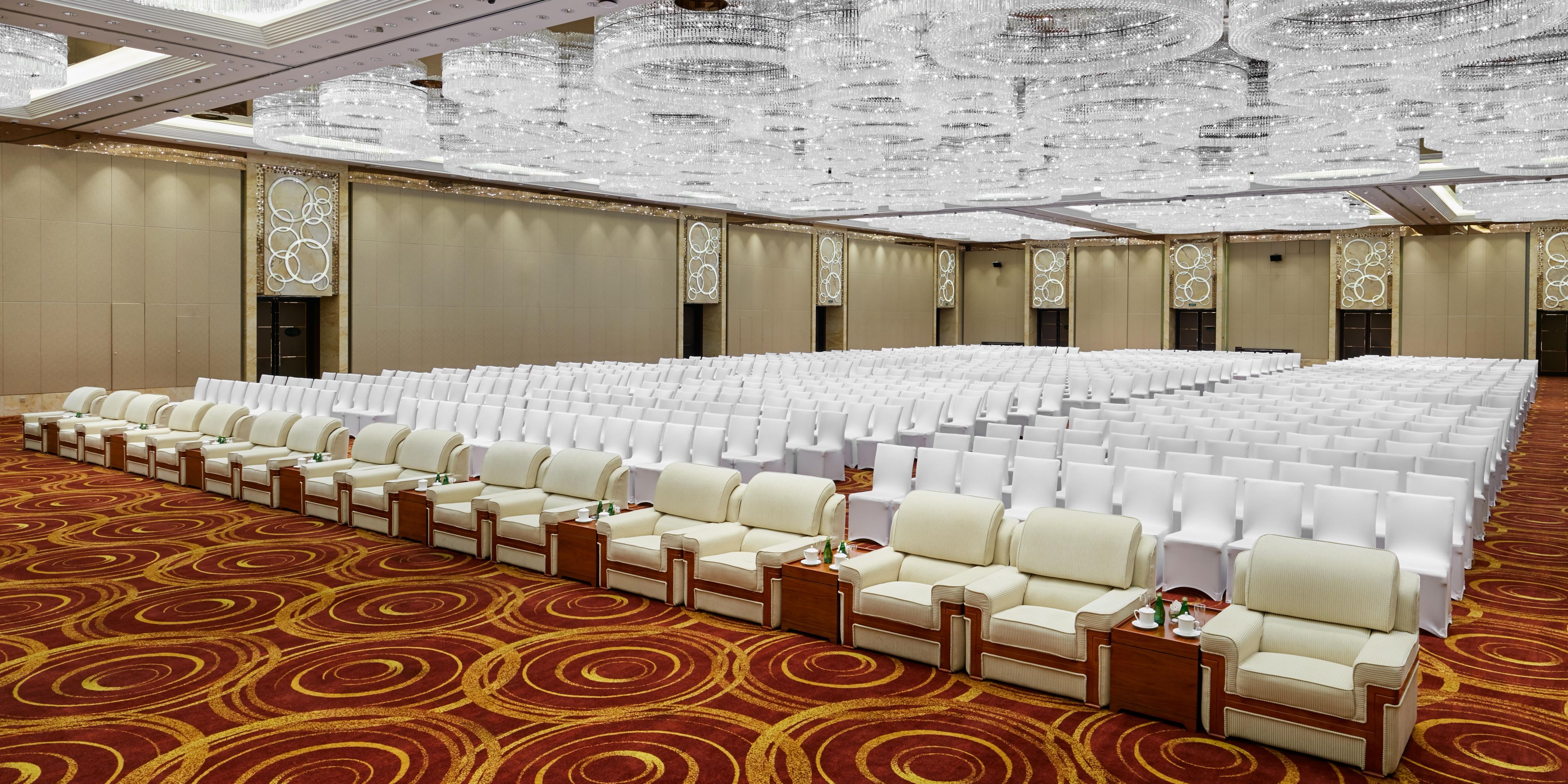 With its 6,000 square meters of meeting and conference areas, hotel is the perfect venue for an inspiring meeting or event. The 1,780㎡ Hangzhou Ballroom that had hosted the Business 20 Summit 2016, 943㎡ International hall and another 20 function rooms of different sizes makes InterContinental Hangzhou the preferred meeting venue in the city.