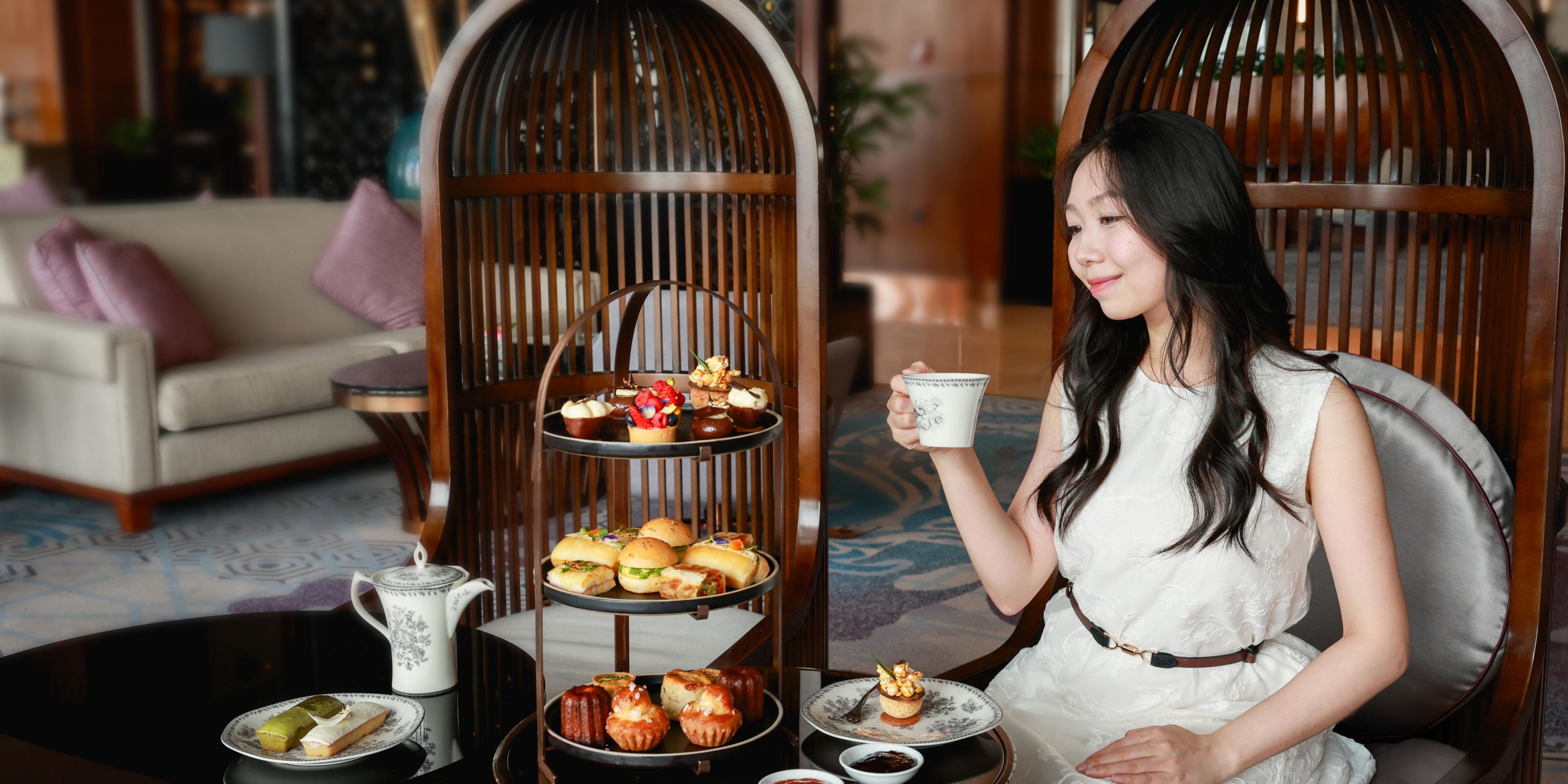 The dramatic yet elegant setting of our buzzing lounge is the ideal venue for business meetings or ladies’ get-togethers. From 2.00PM to 6.00PM every day, guests can enjoy an indulgent high tea, featuring dainty treats, from freshly made sandwiches, quintessential English scones and delightful arrays of cakes and pastries.