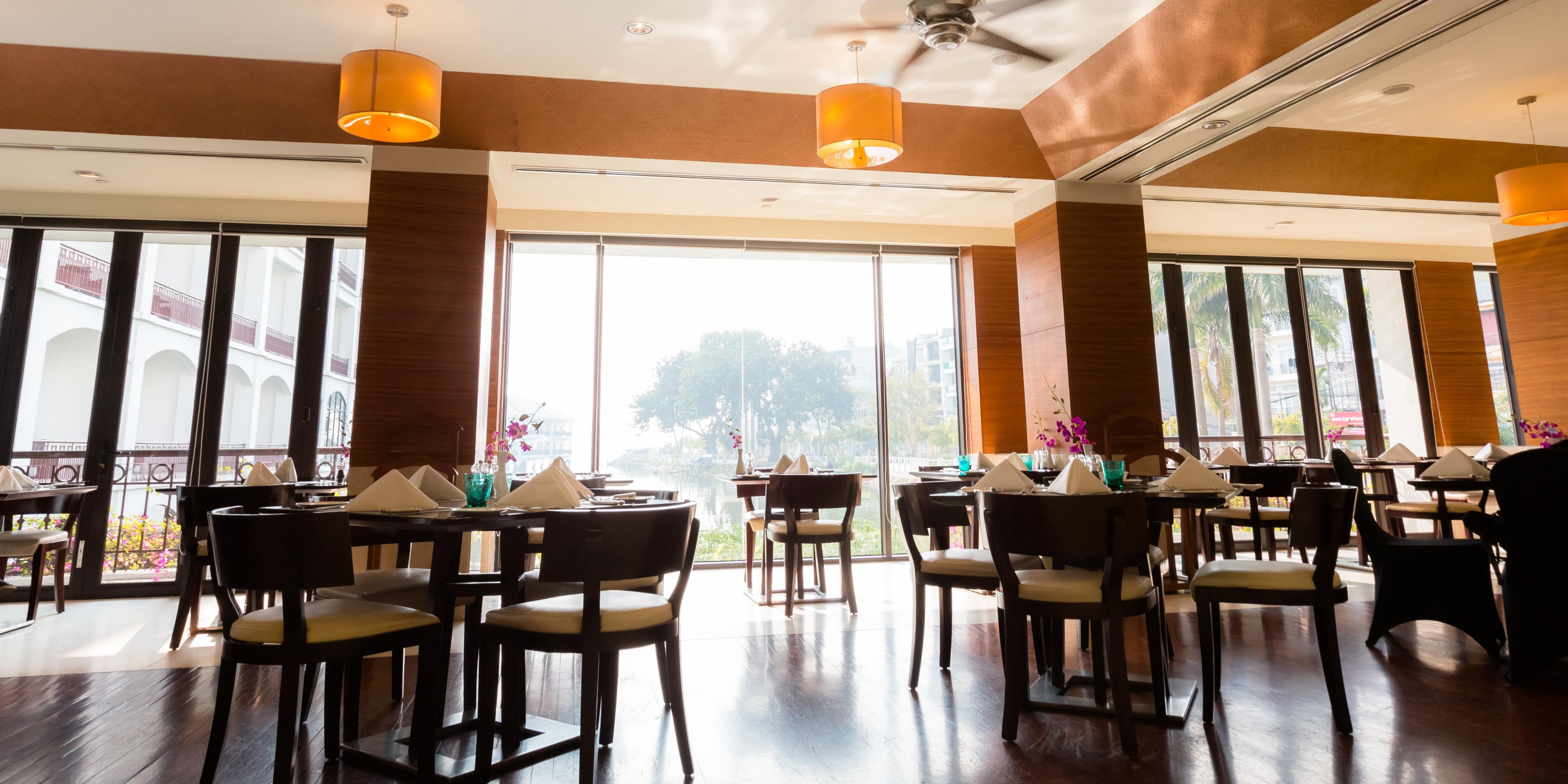 The venue is set over West Lake and enjoys a classic design that creates an inviting and informal atmosphere. Delight in delicious breakfast, lunch and dinner buffets along with an à la carte menu featuring an array of signature dishes at our all-day dining venue. 