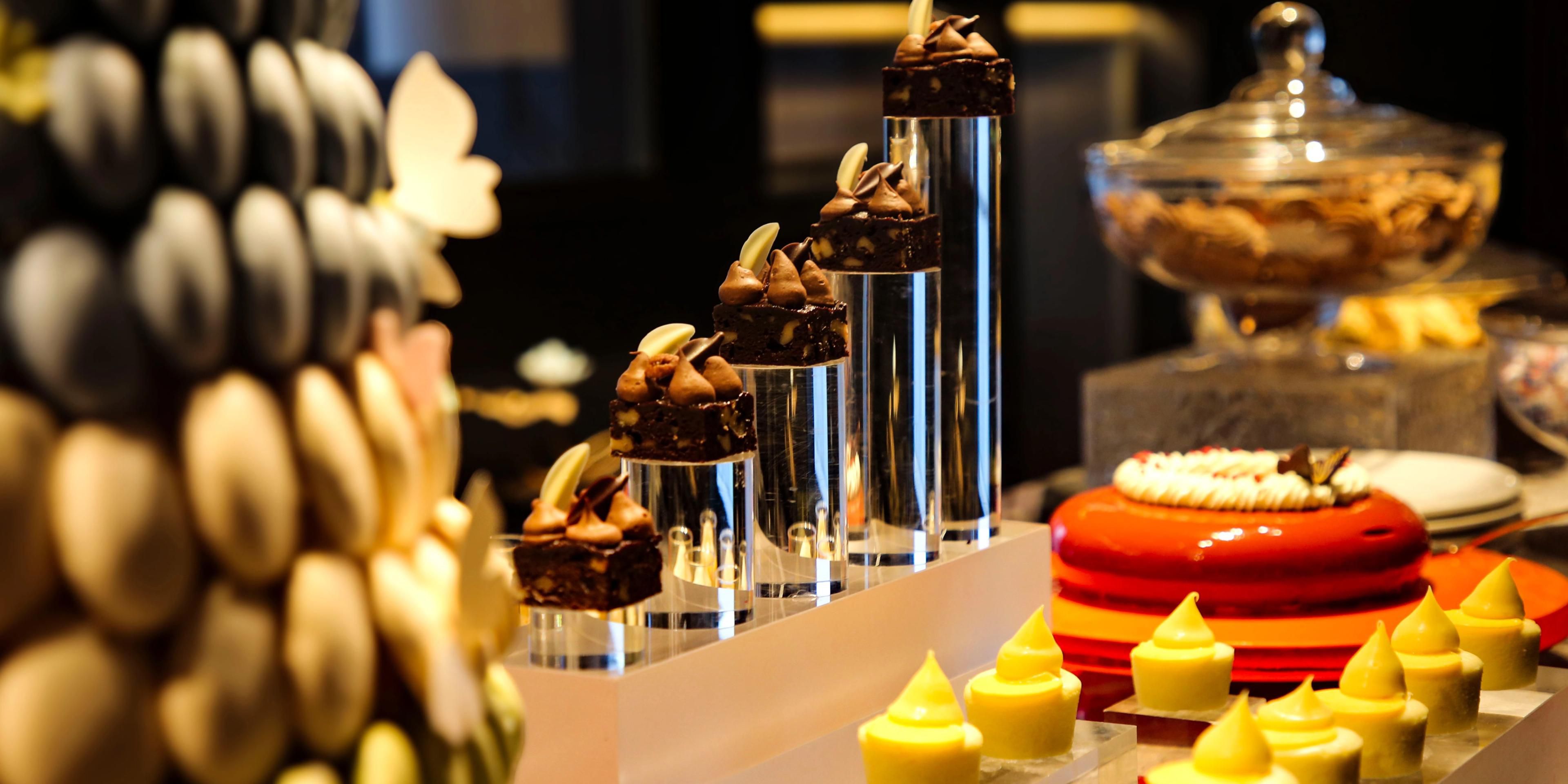 On the 24th floor, InterContinental Executive Club – Sky Lake View offers sweeping water views and exclusive privileges, from afternoon tea to evening canapés and Happy Hour. Monthly “Signature Moment Events” blend local culture into your stay, turning it into an inspiring, luxurious lakeside experience above the clouds.