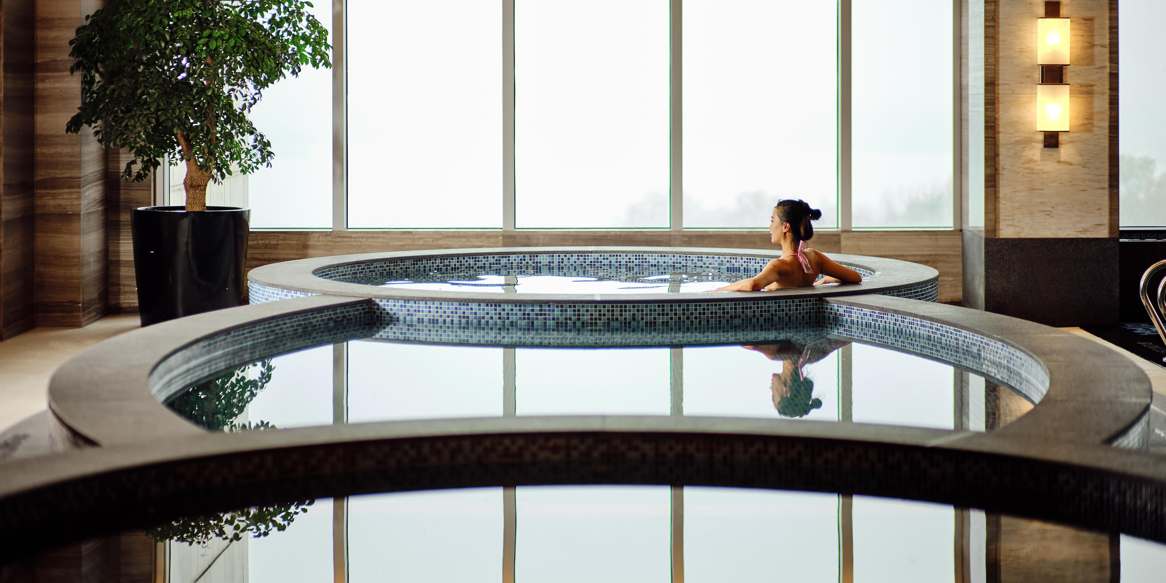 The 600㎡ indoor heated pool on the 4th floor features abundant natural light, inviting you to swim in comfort throughout the year. Relax in a peaceful oasis above the city, enjoying panoramic views of Swan Lake and the sparkling skyline while escaping the hustle and bustle below.