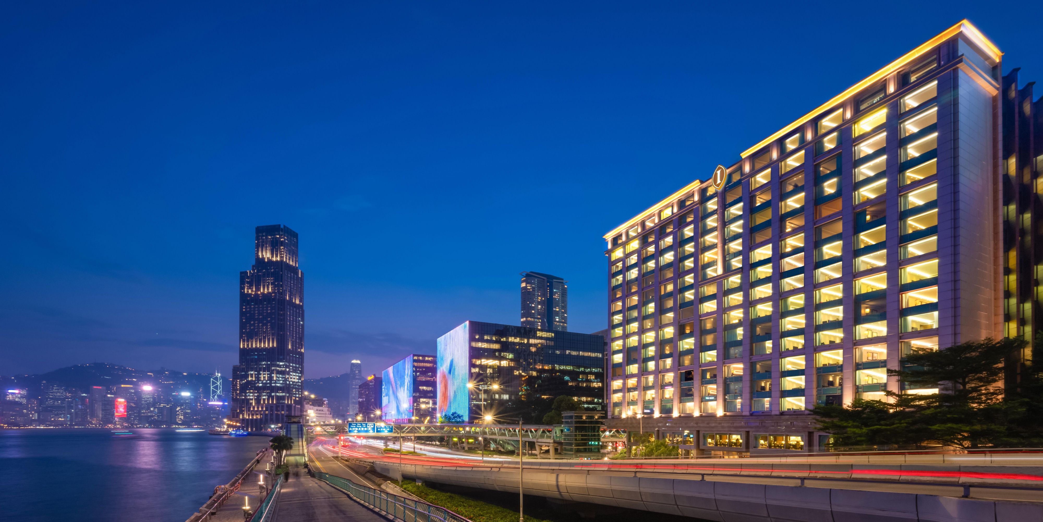 香港海景嘉福洲际酒店地处海滨的黄金位置，俯瞰着维多利亚港，交通方便，世界著名的天星小轮码头及香港铁路更是近在咫尺，距离港铁尖东站及红磡站只需十分钟路程。