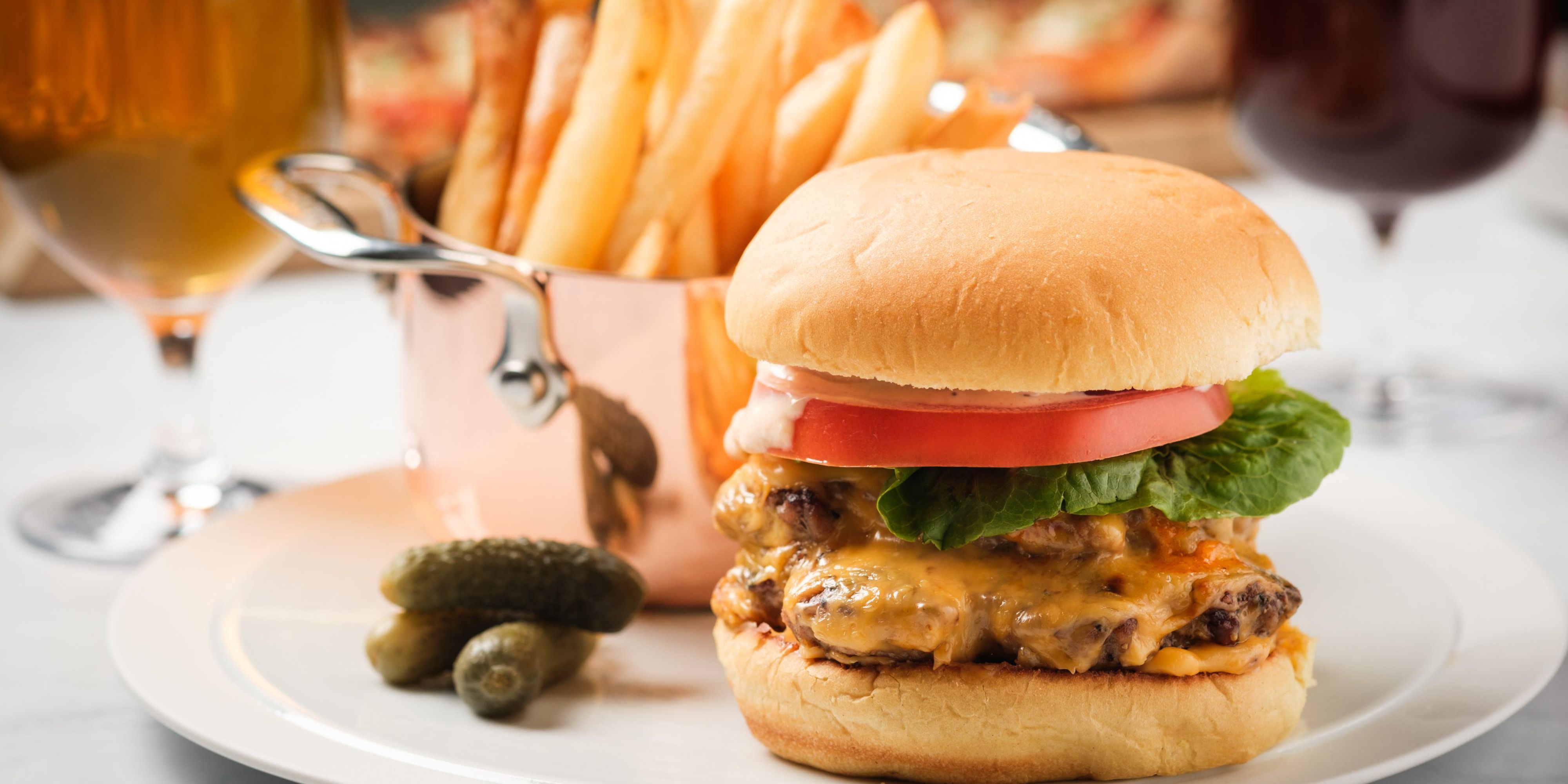 For those who prefer to dine in the sanctuary of their guest room, we offer a full menu of refined favorites for in-room dining. Enjoy some avocado toast in bed, a lobster roll in your bathrobe, or a good, old-fashioned American burger whenever the mood strikes your fancy. 