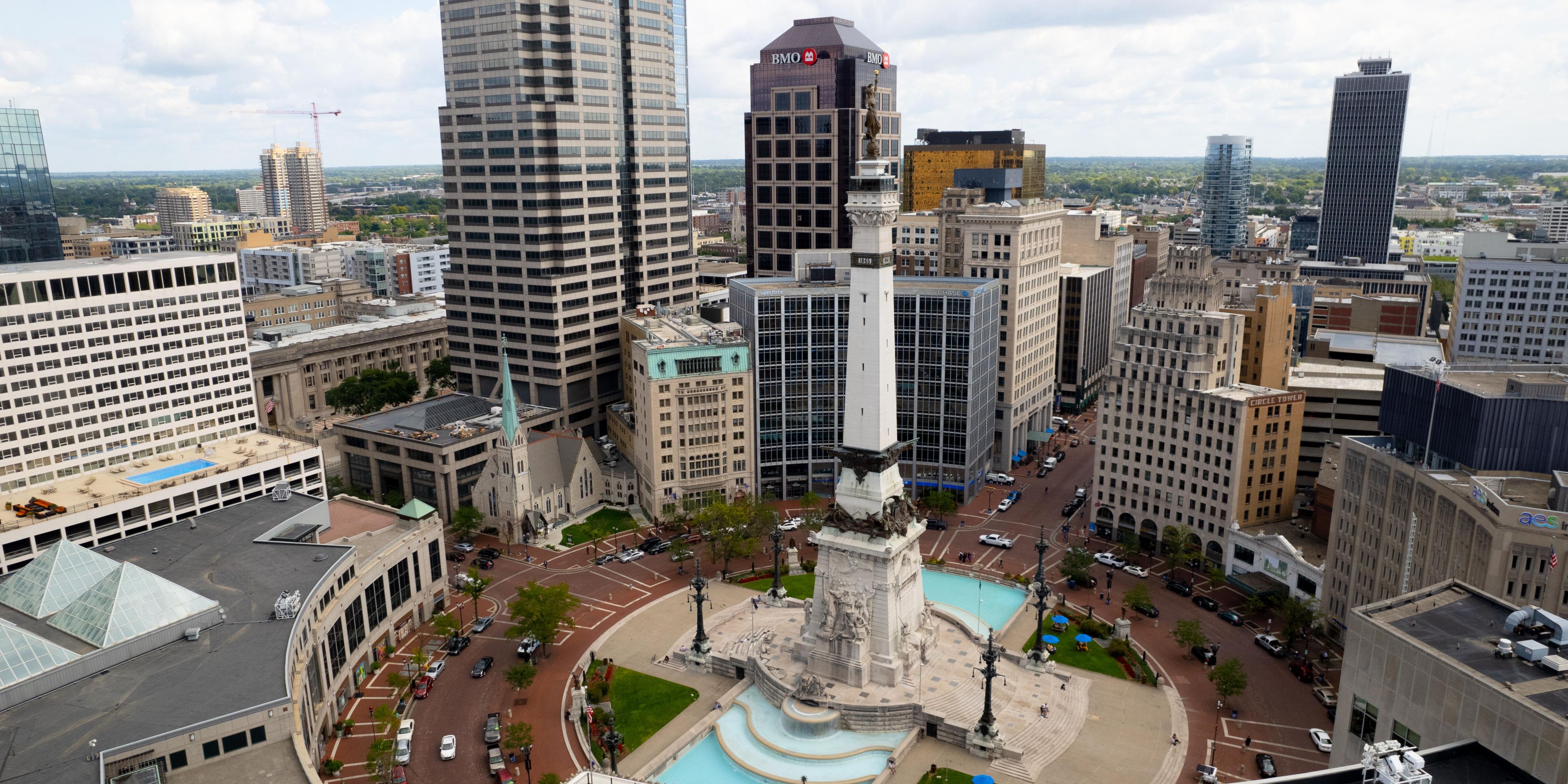 A legacy nearly a century in the making, InterContinental Indianapolis hotel restores a Roaring Twenties icon to its original architectural splendor, complete with period details and its richly decorated lobby. Just steps away is another historical downtown landmark: Monument Circle, with its breathtaking limestone Soldiers and Sailors monument. 