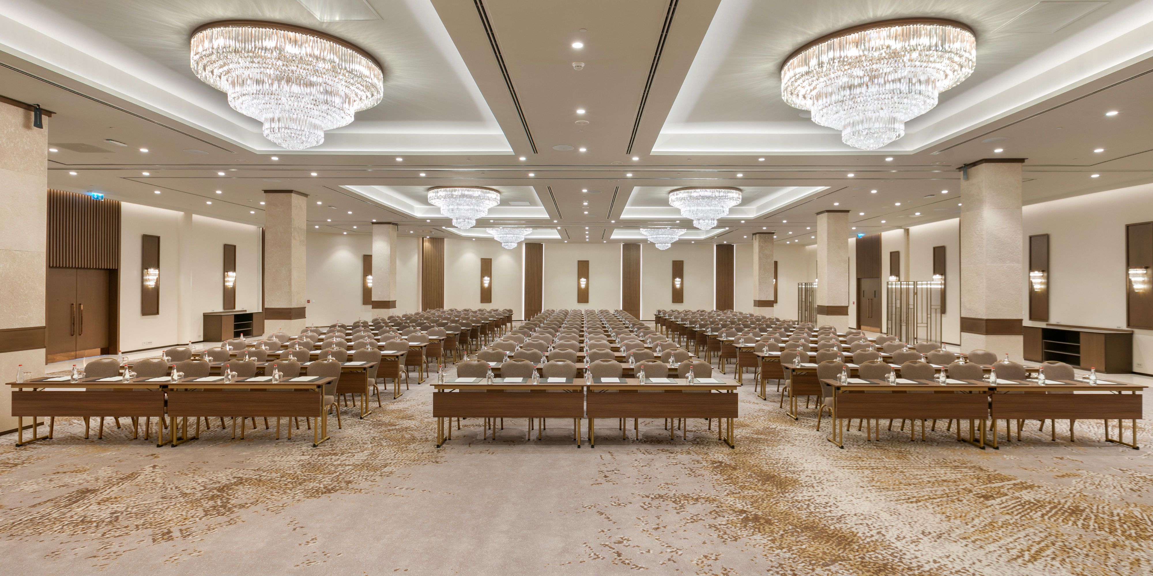 The Bosphorus and Dolmabahçe Ballrooms, featuring terraces, combine modern design and elegance to create the perfect setting for unforgettable events. Both venues are ideal for meetings, private events, weddings and gala dinners, offering your guests a captivating atmosphere and unforgettable experience.