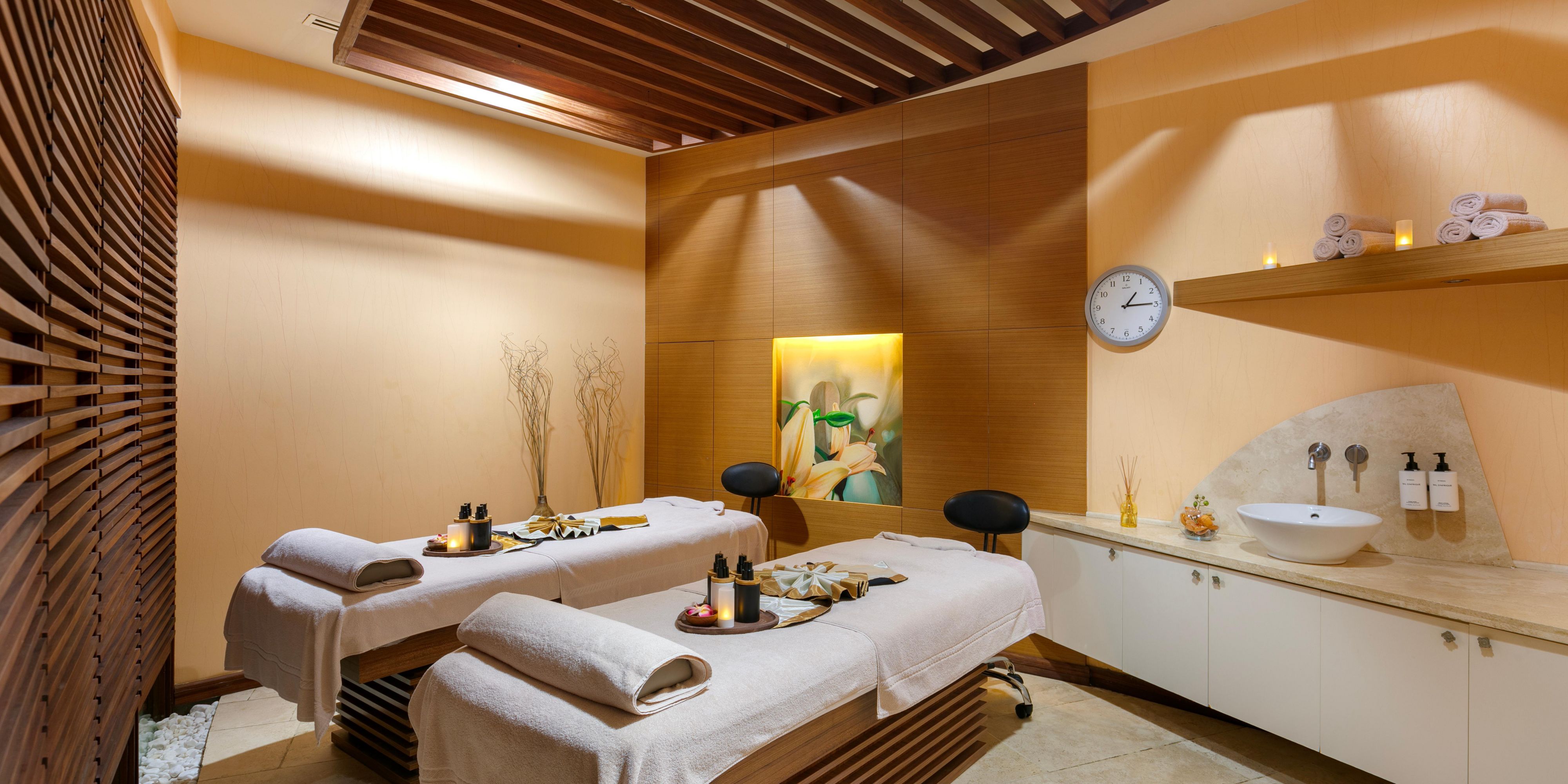 Rejuvenate your skin and body with treatments by our expert therapists, enhanced by soothing music, aromatic oils, and organic elements. Indulge in the serenity of the Bosphorus view from the Angelica Suite Jacuzzi, complemented by personalized therapy sessions.