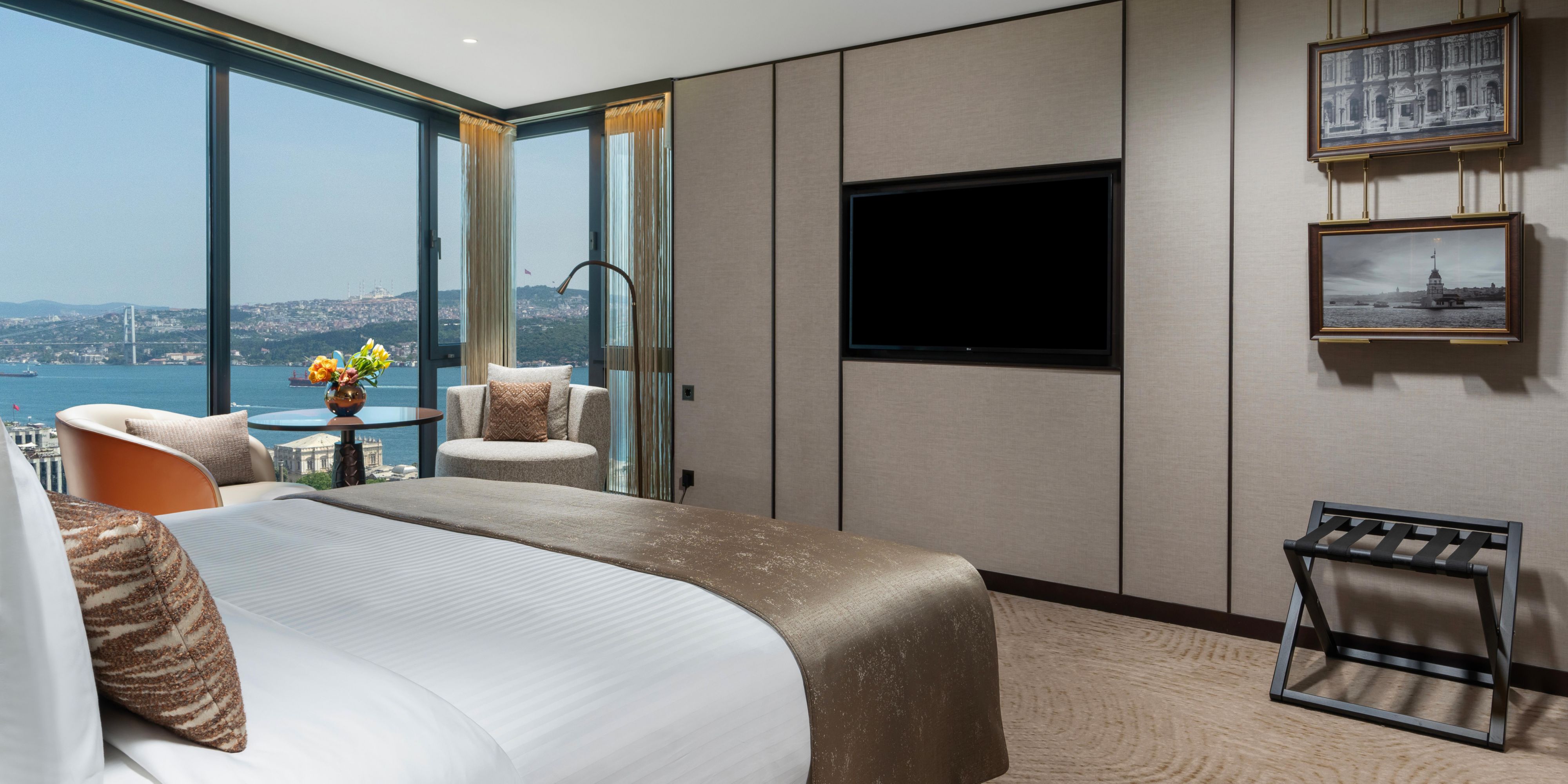 Our renovated Bosphorus view rooms combine comfort and modern design. Equipped with high-speed internet and 4K Smart TVs, these rooms offer the perfect setting of your own space parallel to the spectacular Istanbul view.
