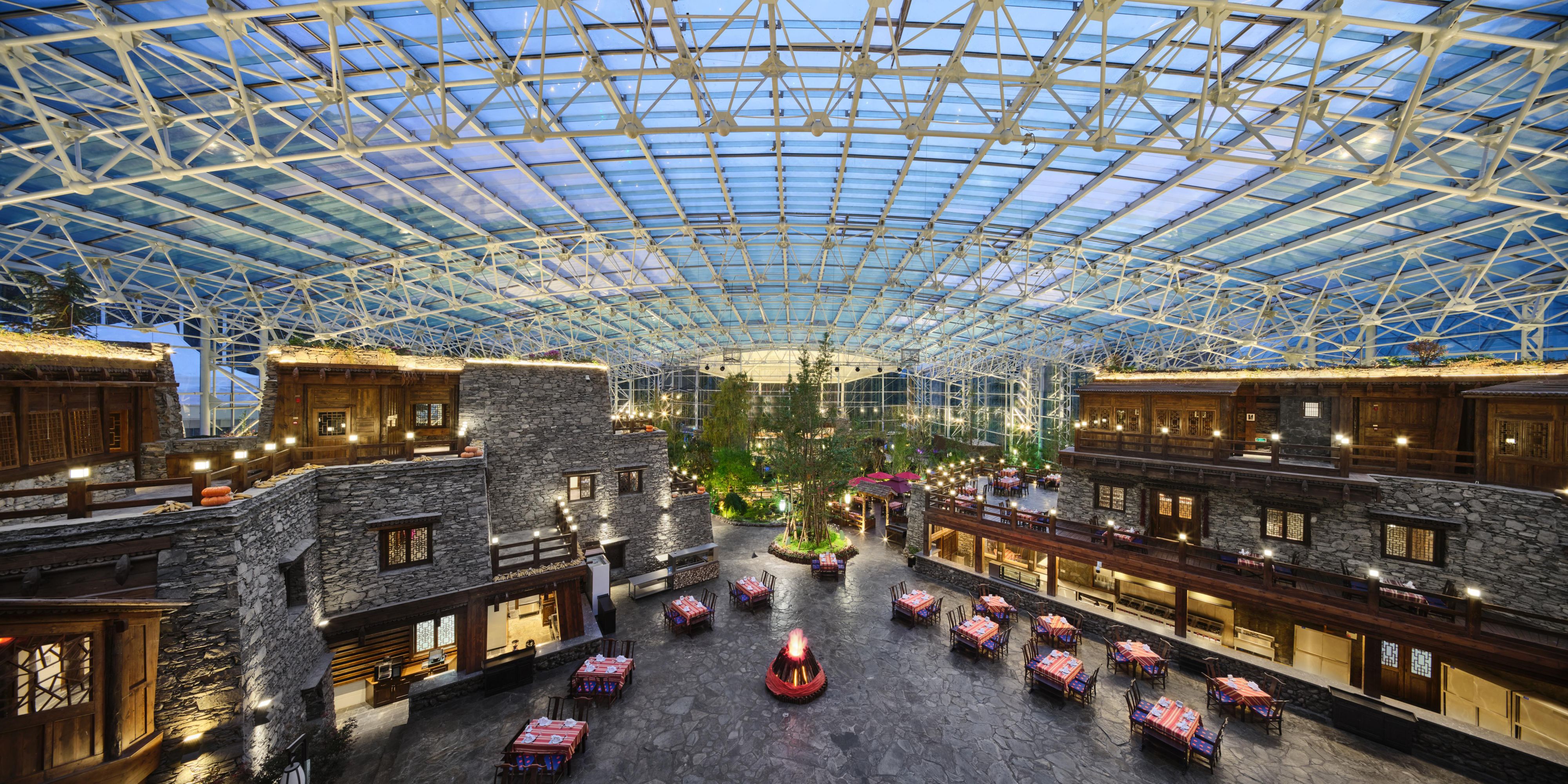 每晚，在我们的古扎官寨餐厅，可欣赏藏羌民族文化表演。演员们身披藏羌民族盛装，为您呈现原生态民族歌舞