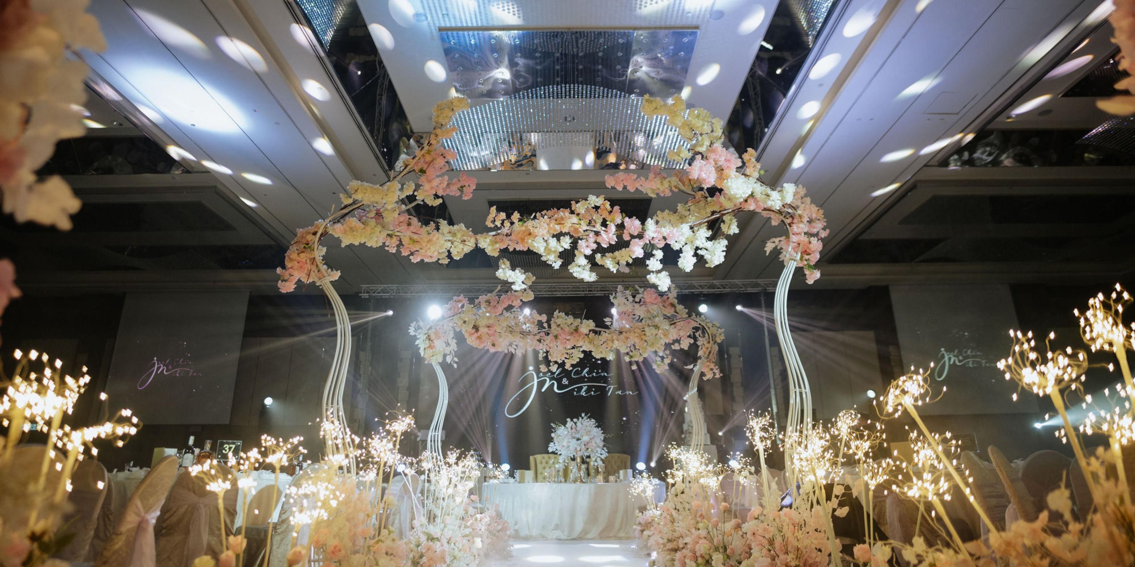 让您的梦幻婚礼成真 - 我们这拥有配备世界级别设施的多功能活动空间，是举办婚礼的完美之选。场地可容纳最多 600 位宾客，为您提供量身定制的主题选择以及我们备受赞誉的厨师团队精心烹制的美味佳肴。我们的婚礼专家随时为您提供协助，确保您的特别日子完美无瑕，独具特色。