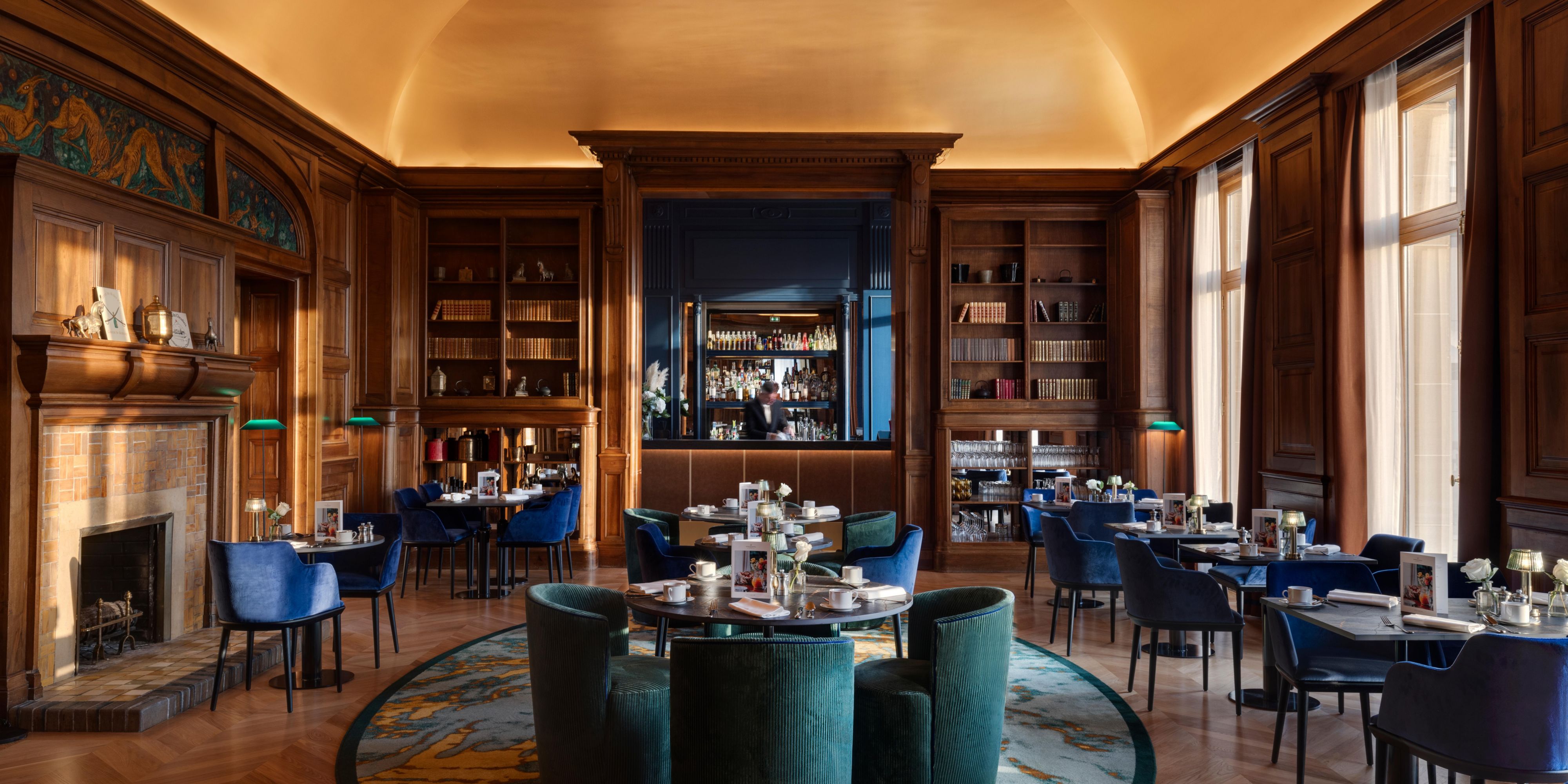 A flavor and terroir menu is offered in this former castle library. Comfortable and warm with its woodwork and fireplace, it opens on sunny days onto a magnificent forest view terrace. It is the ideal place for a business lunch, a romantic dinner or simply to enjoy a cocktail with friends