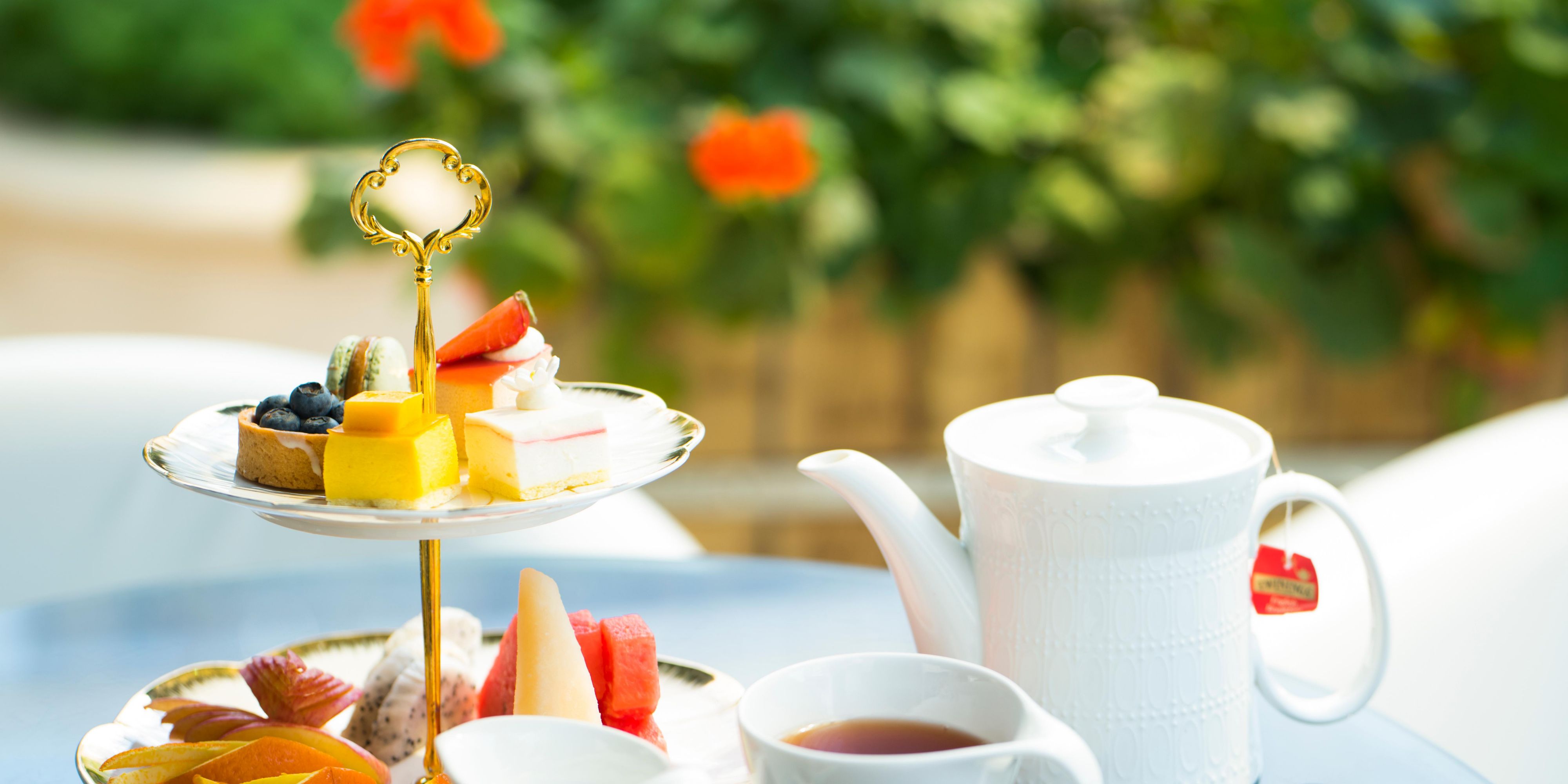 The hotel's lobby bar has introduced a Tibetan-style afternoon tea that blends British and Tibetan flavors. Highland barley Napoleons and highland barley tiramisu are full of local characteristics.
