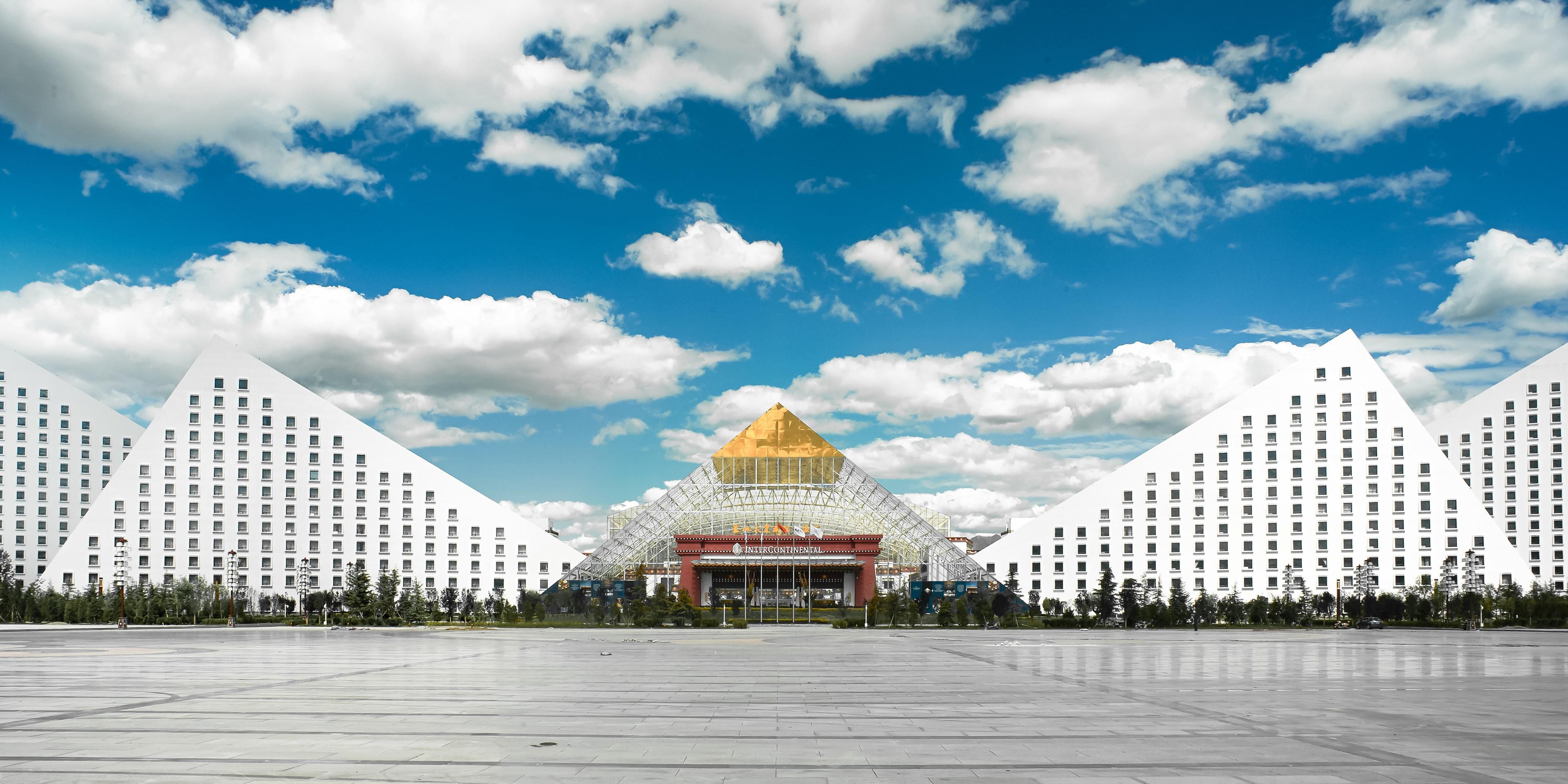 Departing exclusively at 16:00 every Wednesday and Friday, the golden route connects iconic landmarks like the Potala Palace and Lhasa River, transforming the bus into a moving viewing platform.The highlight is the stunning customized afternoon tea by InterContinental Lhasa Paradise — where Western baking techniques meet savory and sweet bites.