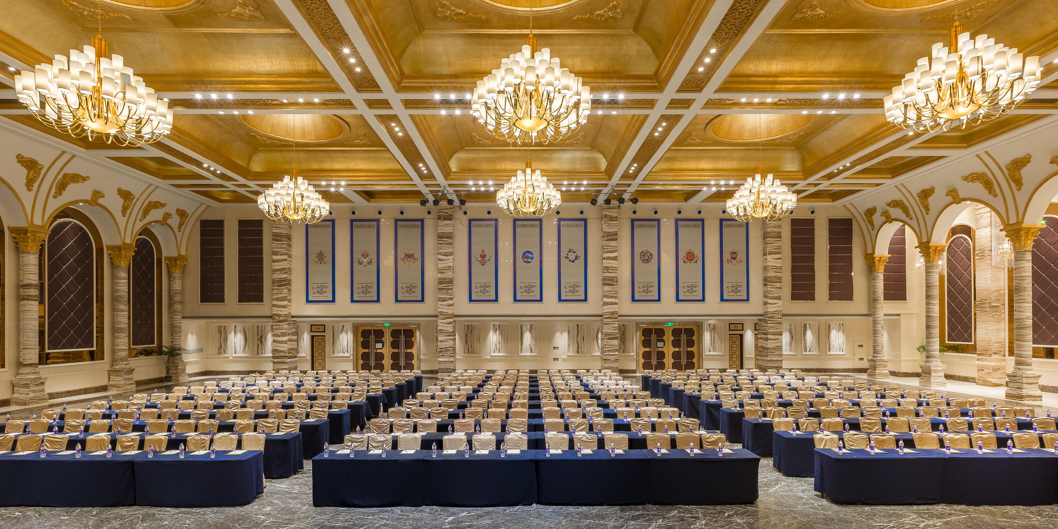 7 banquet halls of different sizes, with the 1,200 m² grand banquet hall capable of accommodating 1,000 people.