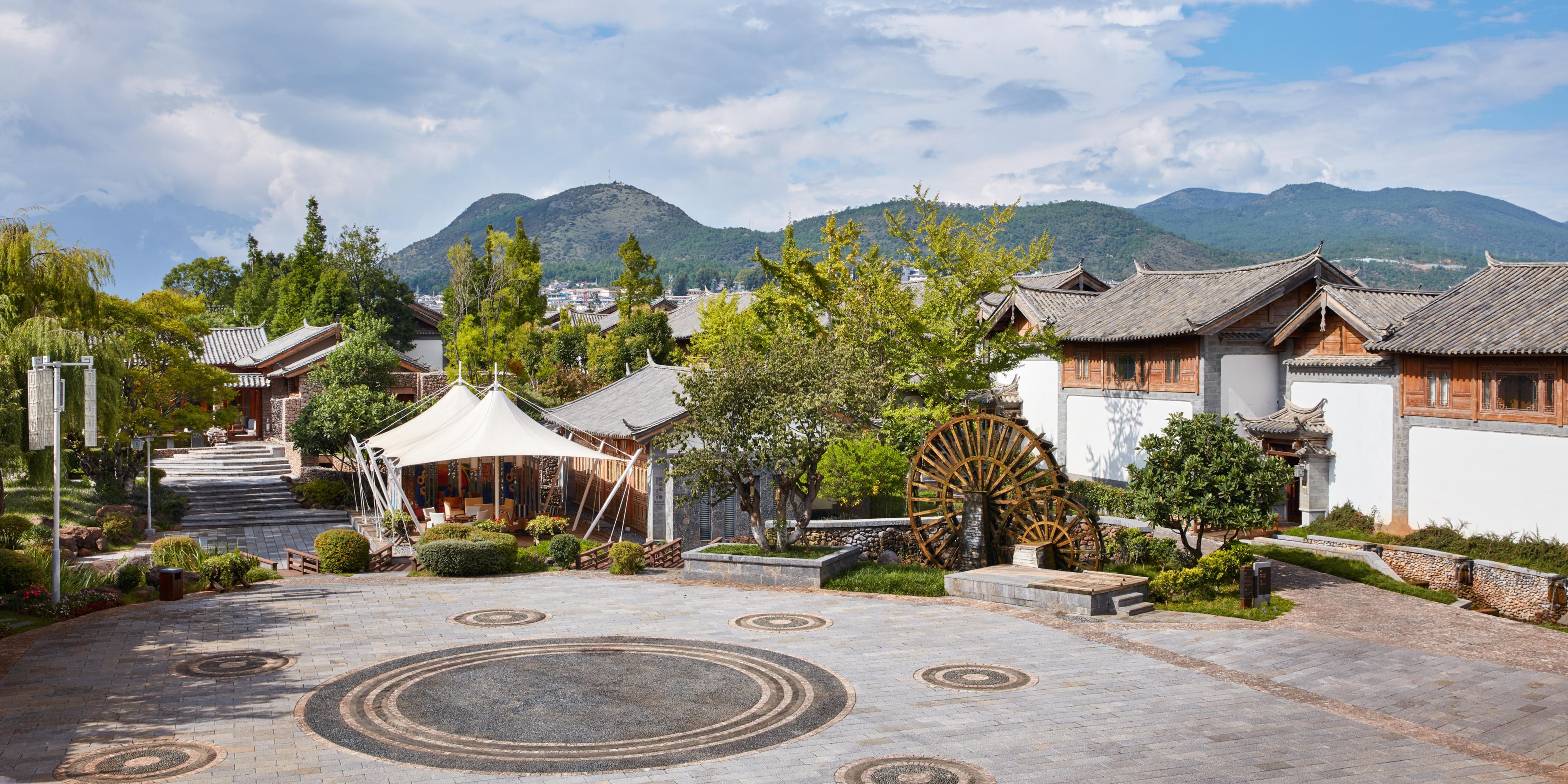 The resort is meticulously designed following the layout of a traditional Naxi estate. Within this private oasis adjacent to the ancient town, pavilions, koi ponds, bridges, and lush flora create a serene and secluded escape, offering a true sanctuary hidden from the hustle and bustle.