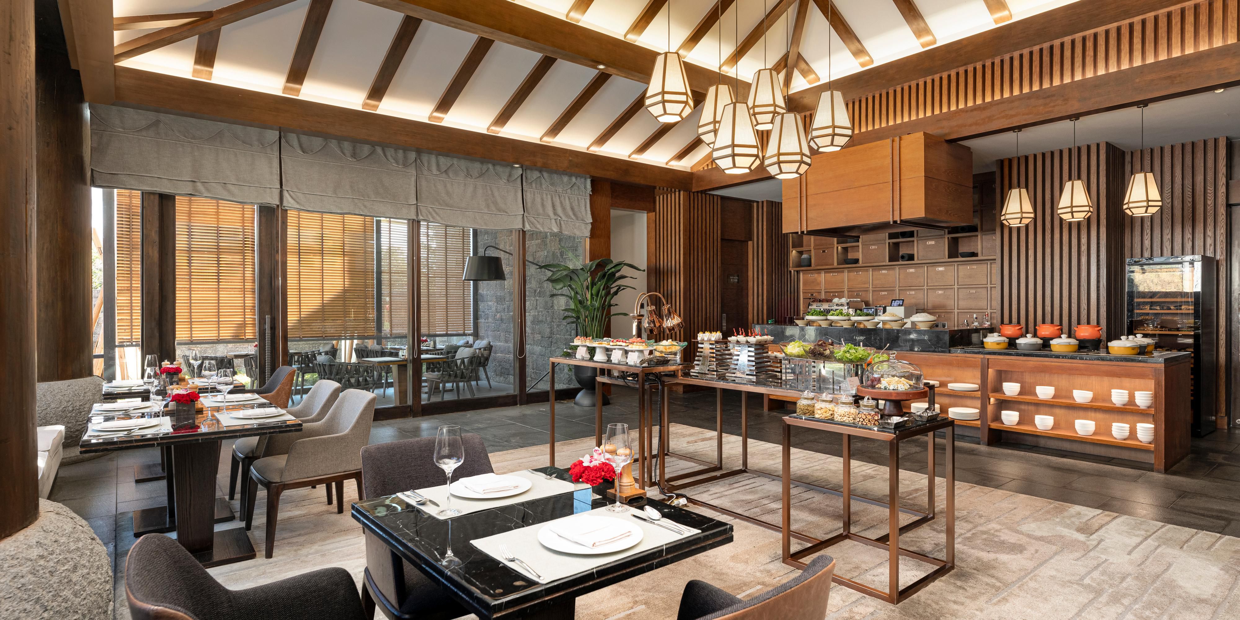 Stay in our Club Intercontinental rooms to enjoy exclusive Club InterContinental privileges, crafting an exceptionally prestigious travel experience. Benefit from private check-in and check-out services, and savor daily exquisite breakfast, afternoon tea treats, and evening cocktail delights.