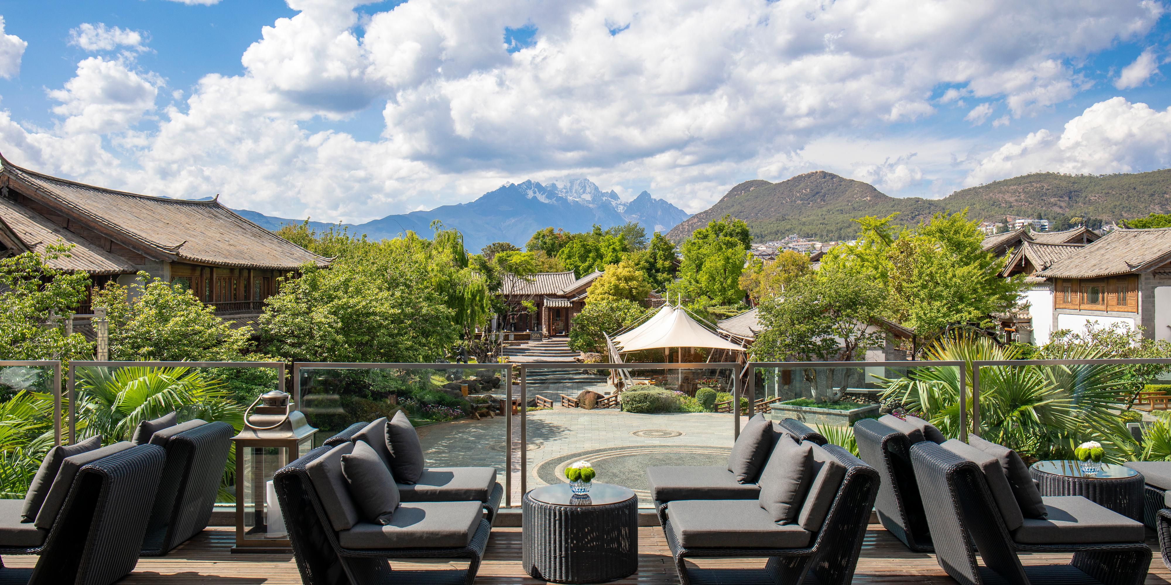 Relax in the comfort of our Lobby Lounge,  you can enjoy premium teas, coffees, and signature cocktails throughout the day while gazing out at the magnificent, uninterrupted vistas of the Jade Dragon Snow Mountain, creating the perfect backdrop for a relaxing Lijiang moment.