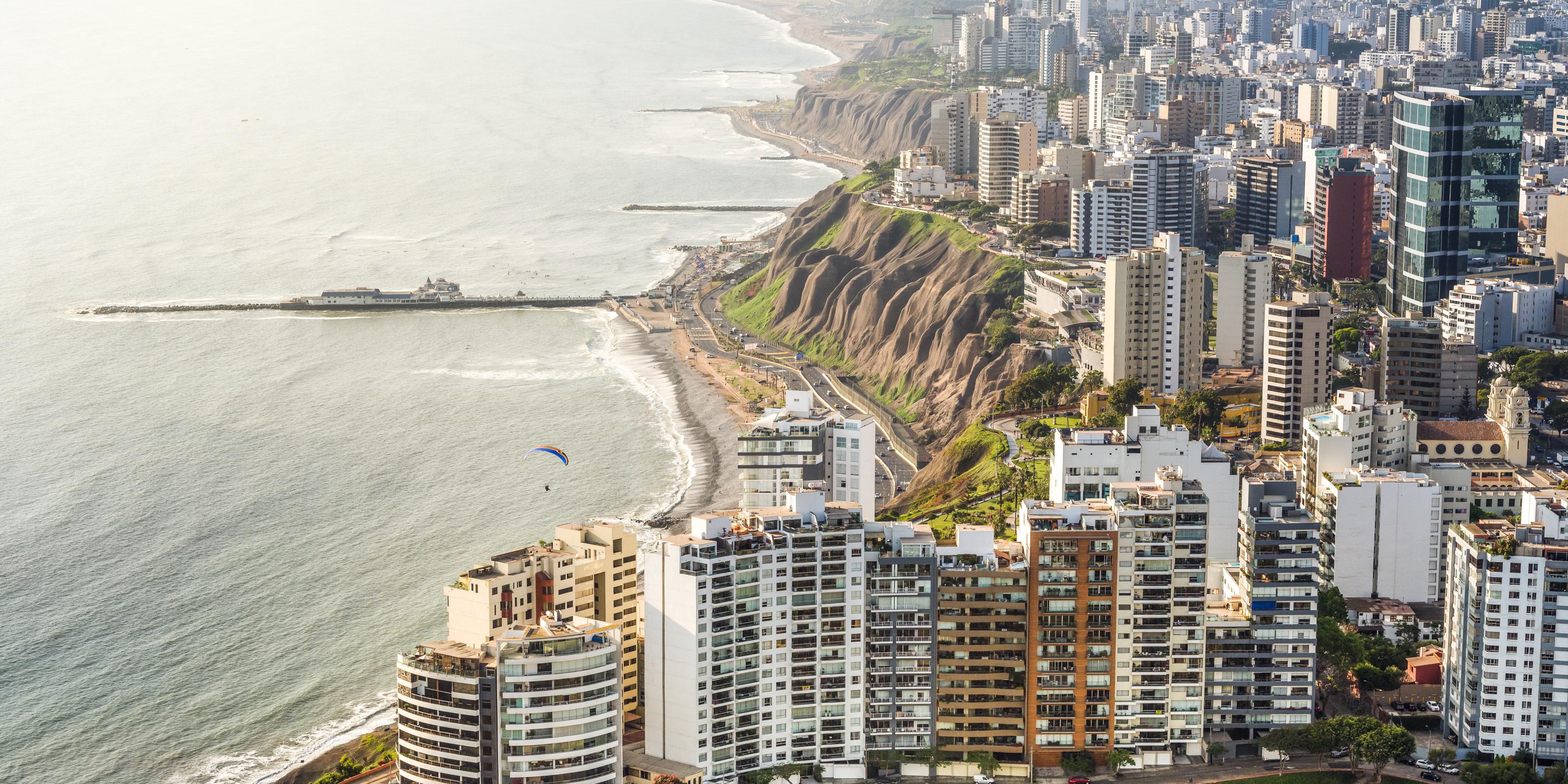 The access to our parking lot is located at Hotel Indigo, right next to the property, with direct access to the hotel, accessible spaces and access ramps. We are ready to welcome you upon your arrival!