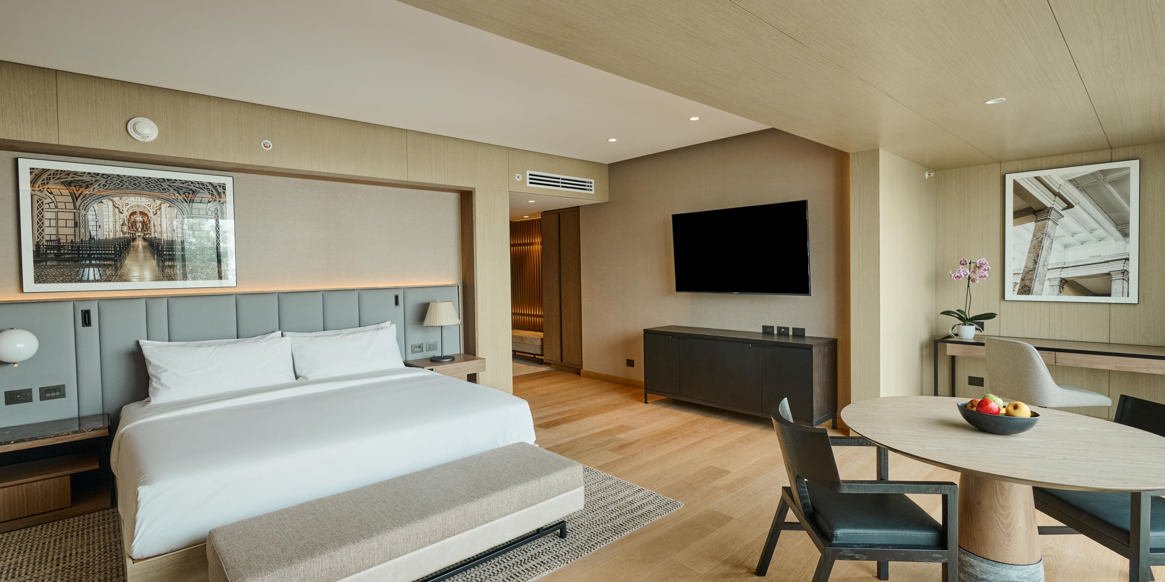 With a modern, elegant design, we offer world-class amenities to elevate your stay in Lima. Relax in the rooftop infinity pool, stay active in our state-of-the-art gym, and unwind in our luxurious spa. With 24-hour concierge service, every detail is tailored for an unforgettable stay in Lima's most vibrant district.