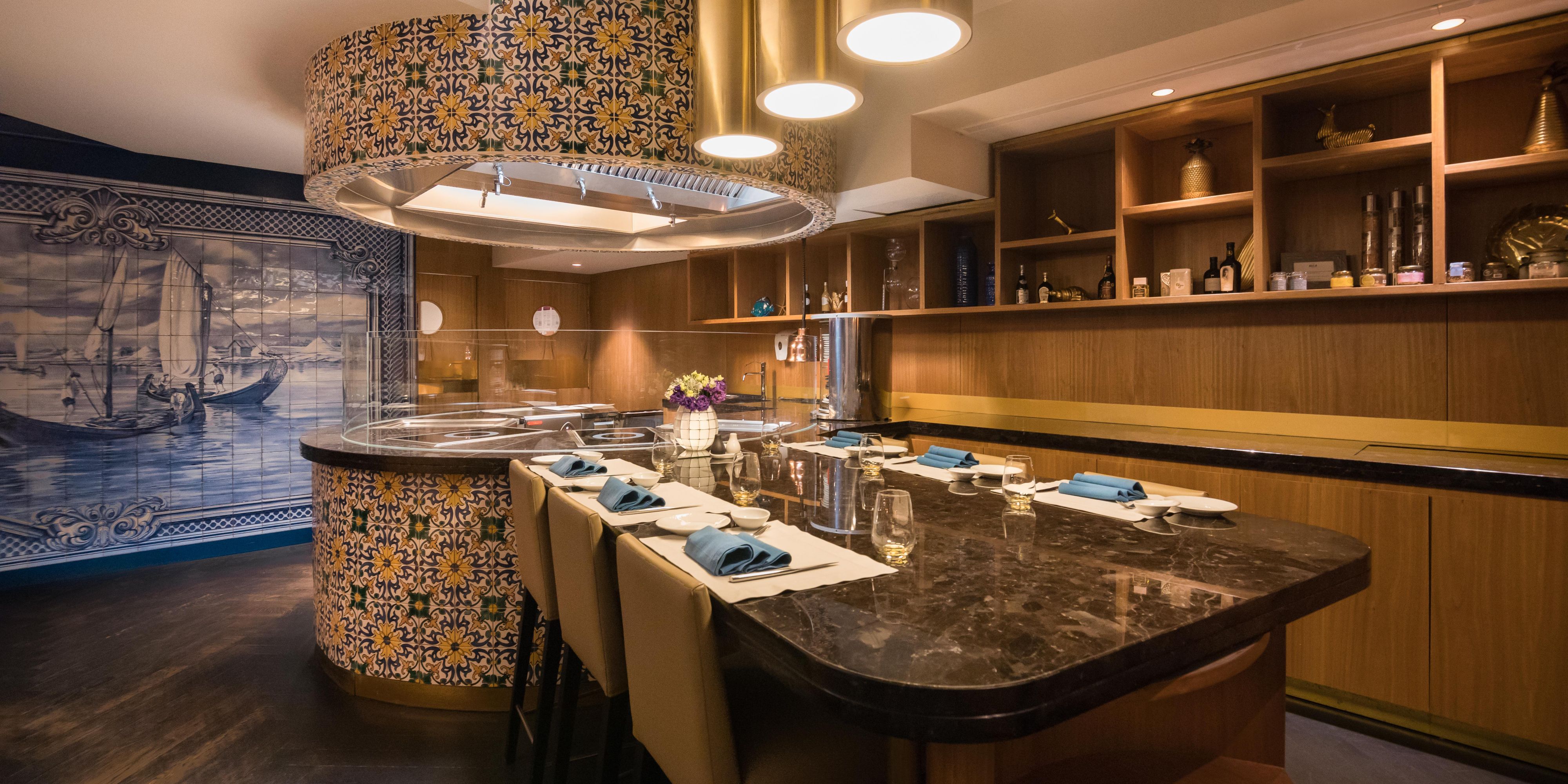 Trust the Chef and be amazed by a menu designed for sharing dishes. With an innovative concept, the Chef’s Table invites you to enjoy a meal with typical Portuguese flavors, designed in a unique way for families and friends to share.