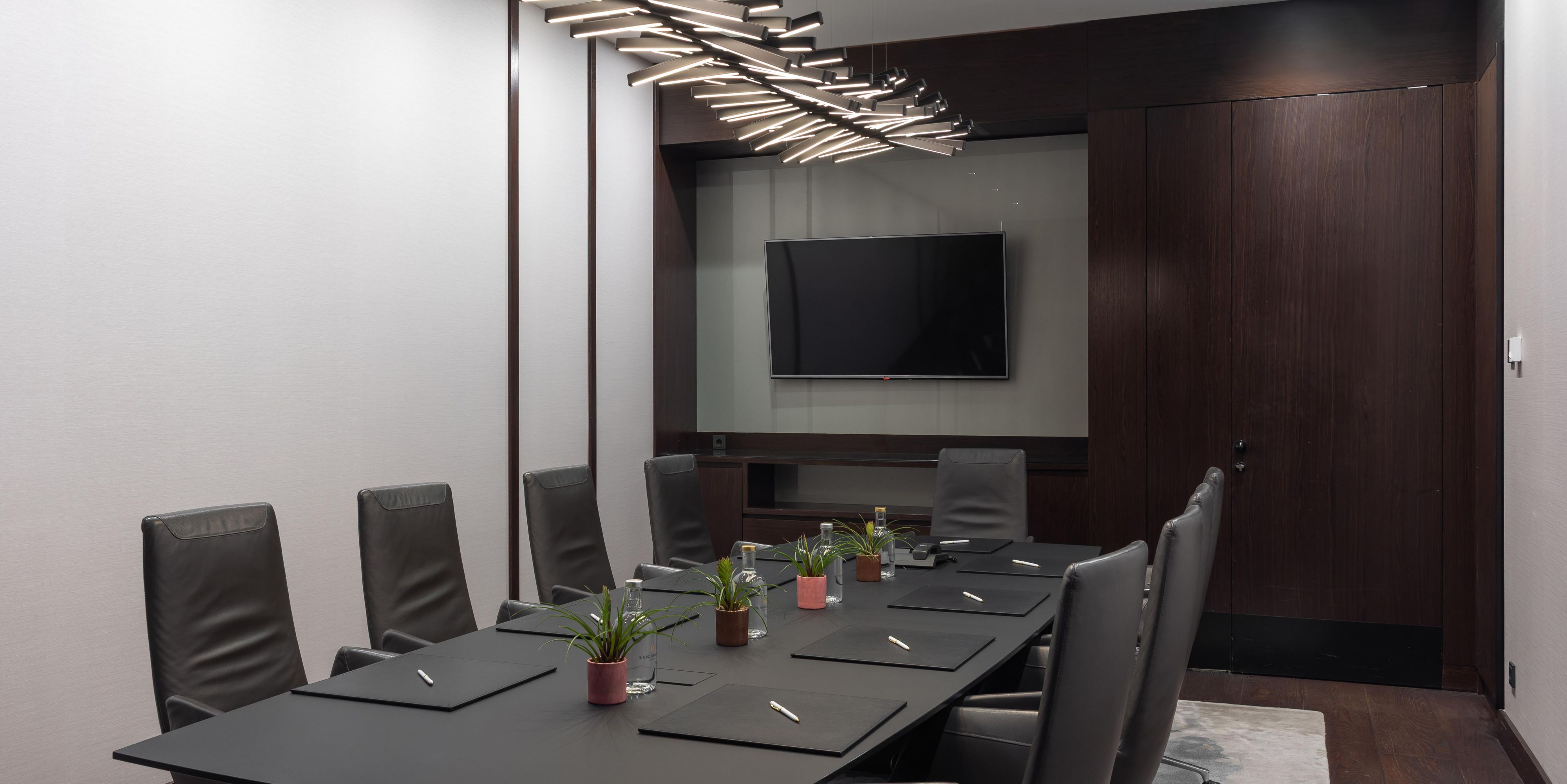 We proudly offer zero-waste coffee breaks at InterContinental Ljubljana, combining luxury with sustainability. Enjoy eco-friendly alternatives like edible cups and biodegradable spoons. Our 100% vegan and natural options ensure guilt-free indulgence. Join us in reducing plastic waste with coffee breaks that positively impact the planet. 